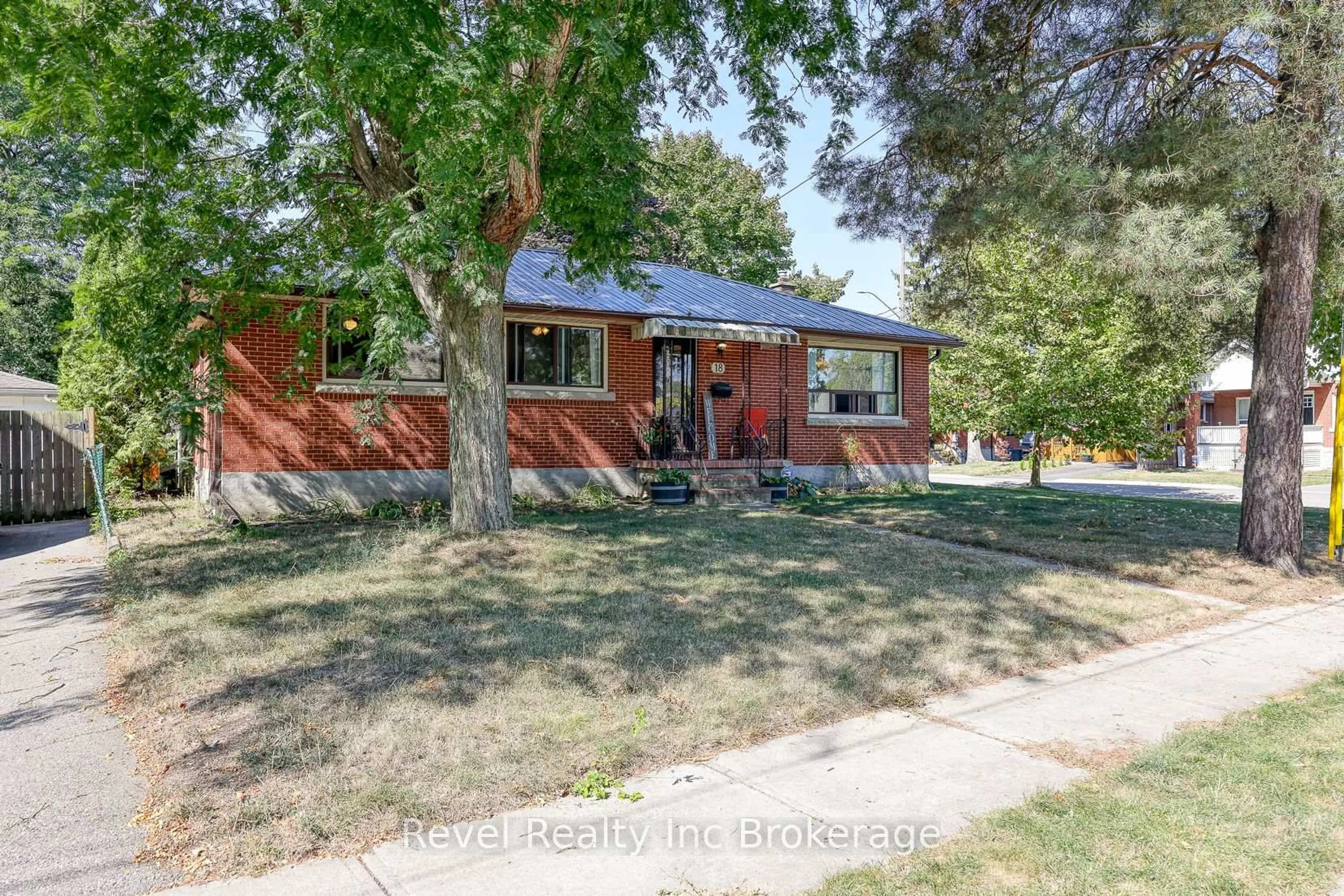 A pic from outside/outdoor area/front of a property/back of a property/a pic from drone, street for 18 First Ave, Brantford Ontario N3S 6R9