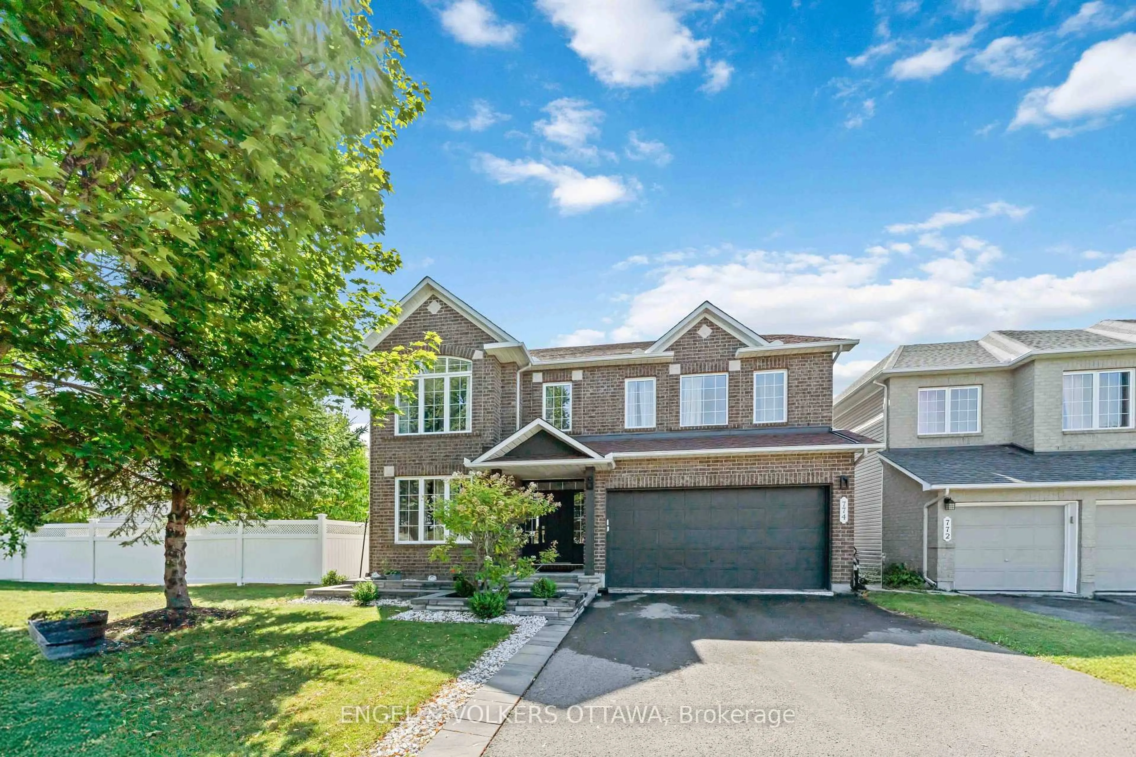 A pic from outside/outdoor area/front of a property/back of a property/a pic from drone, street for 774 Scala Ave, Ottawa Ontario K4A 4N9