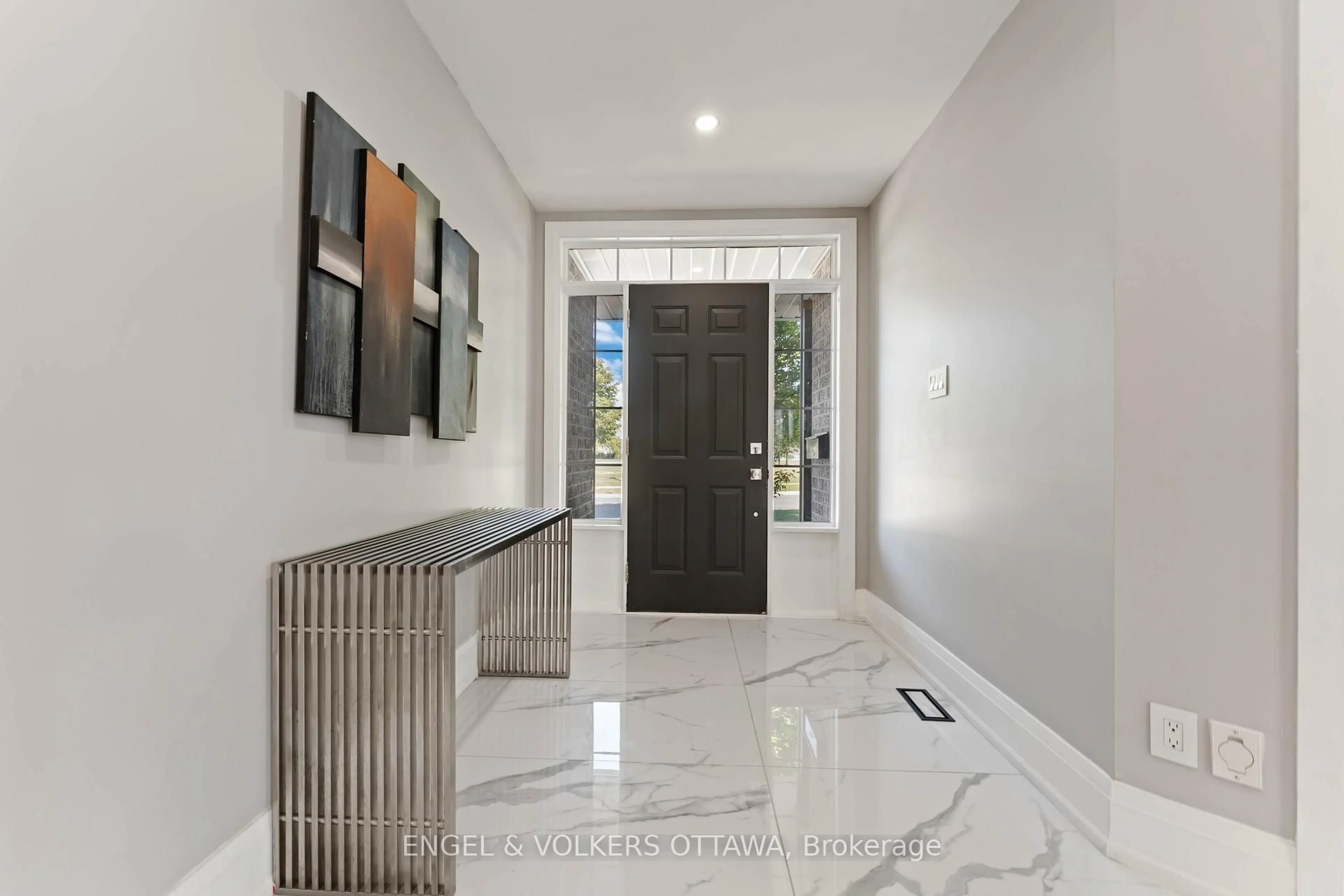 Indoor foyer for 774 Scala Ave, Ottawa Ontario K4A 4N9
