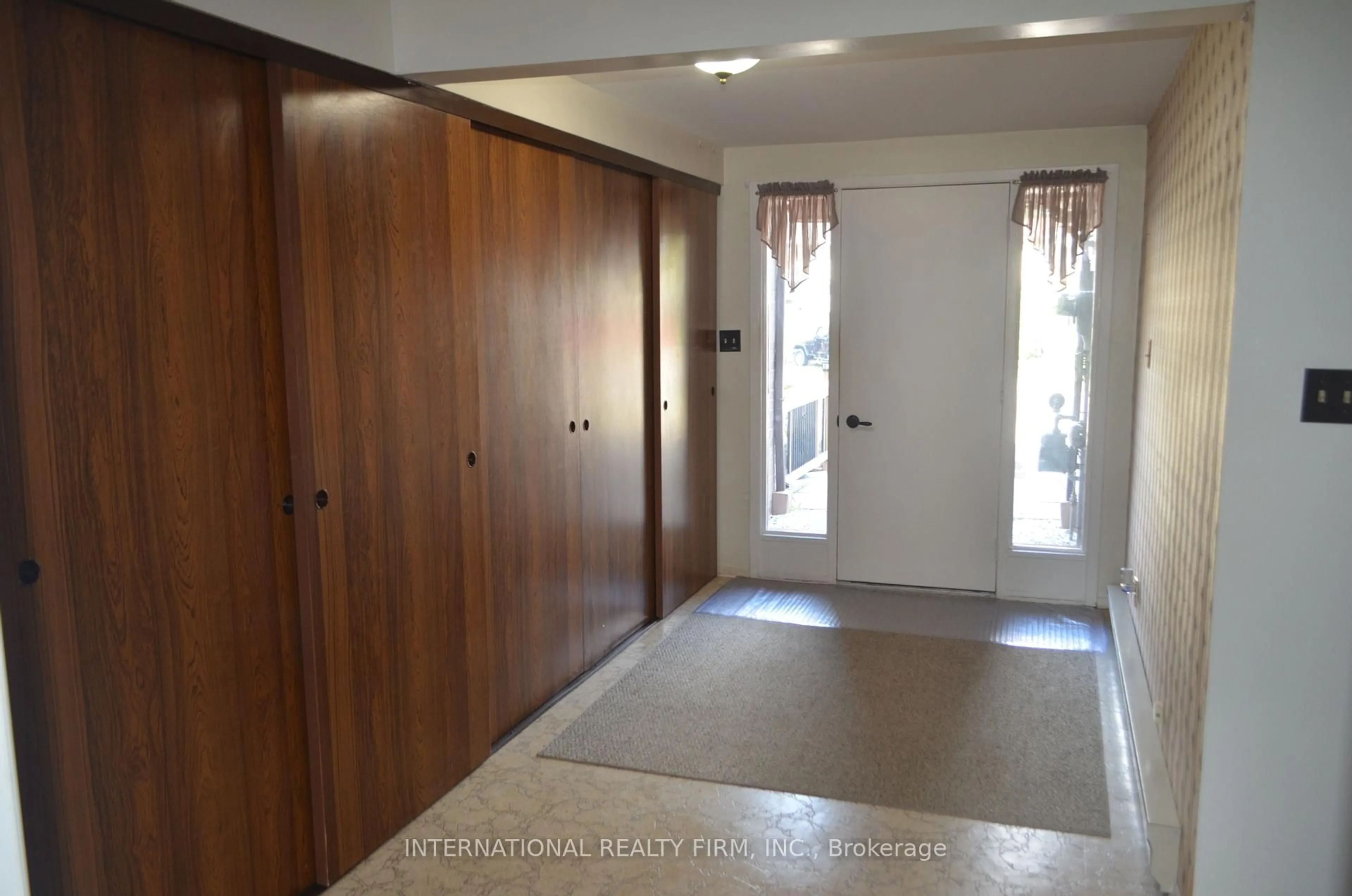 Indoor foyer for 51 Peacock Blvd, Port Hope Ontario L1A 2X2