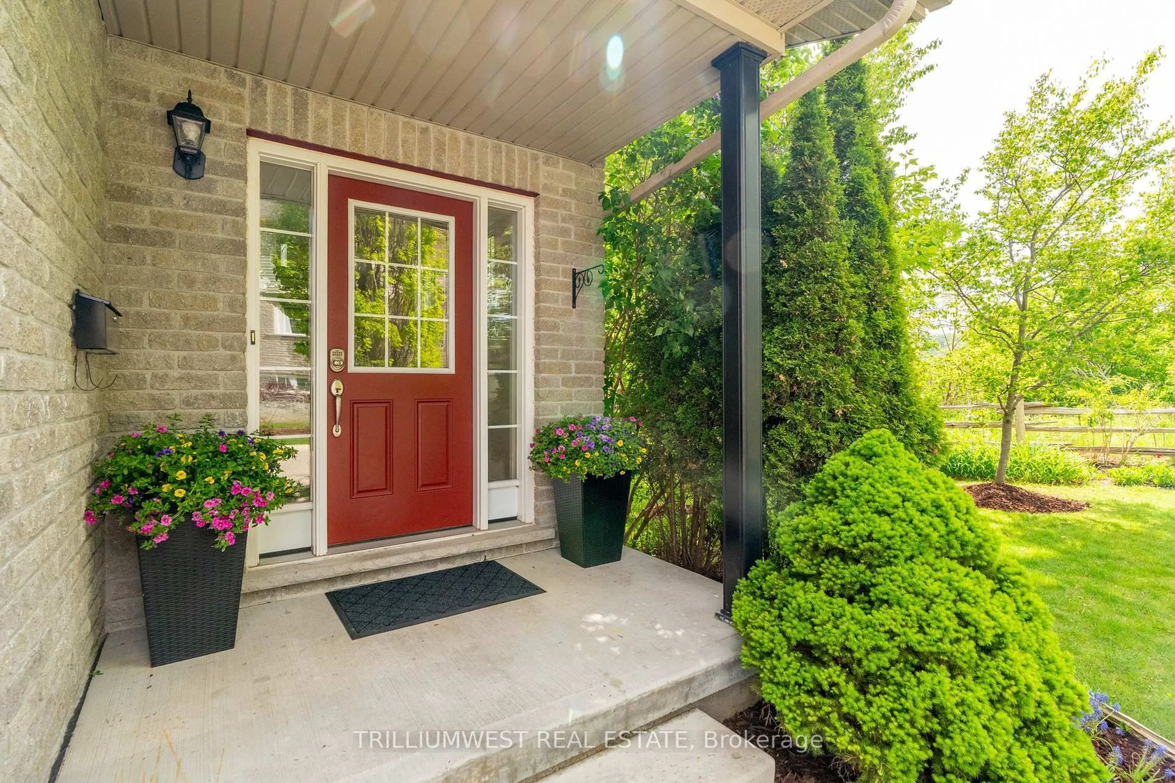 Indoor entryway for 105 PINNACLE Dr #35, Kitchener Ontario N2P 1B8