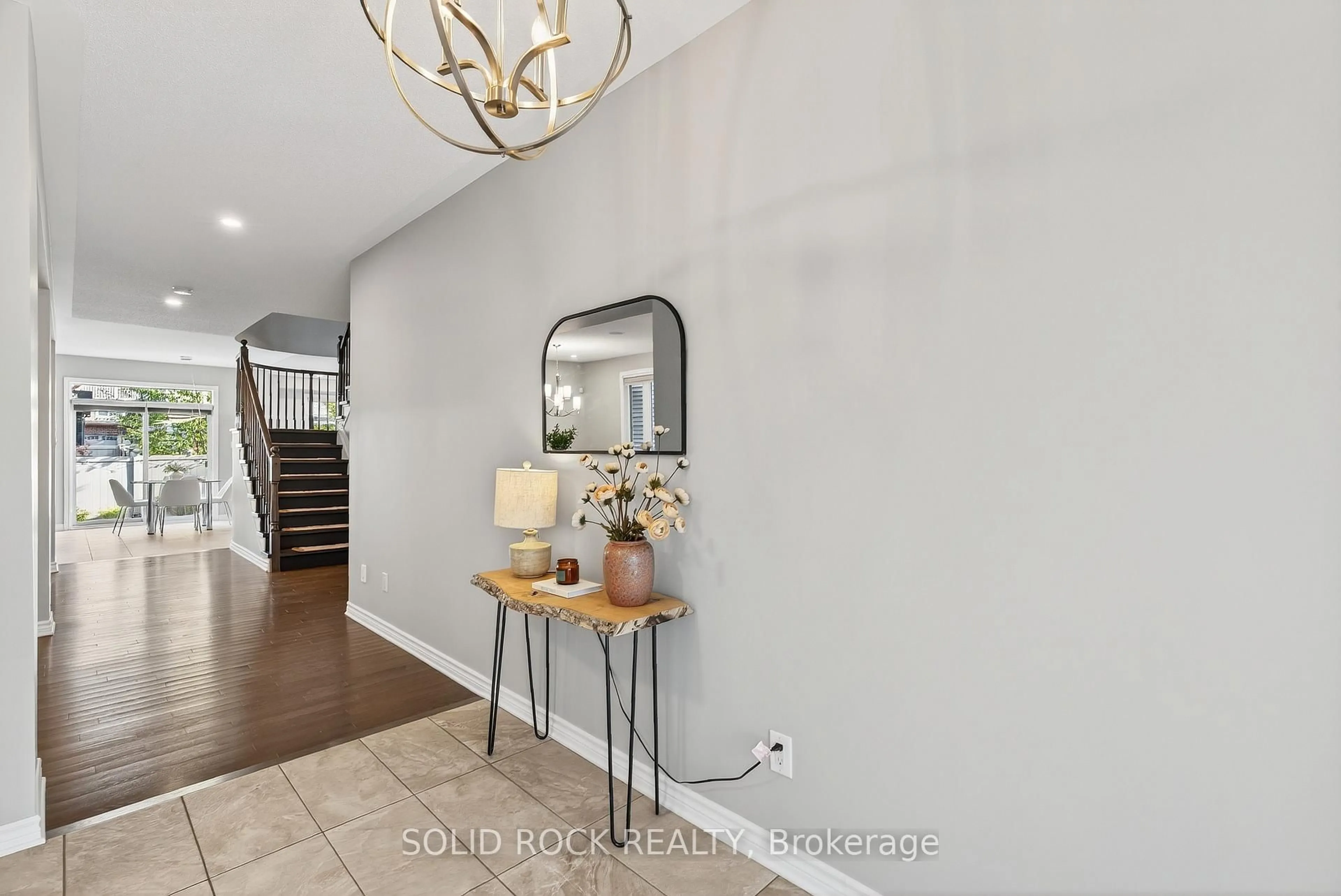 Indoor entryway for 520 Elm Park Ave, Ottawa Ontario K2J 5X9