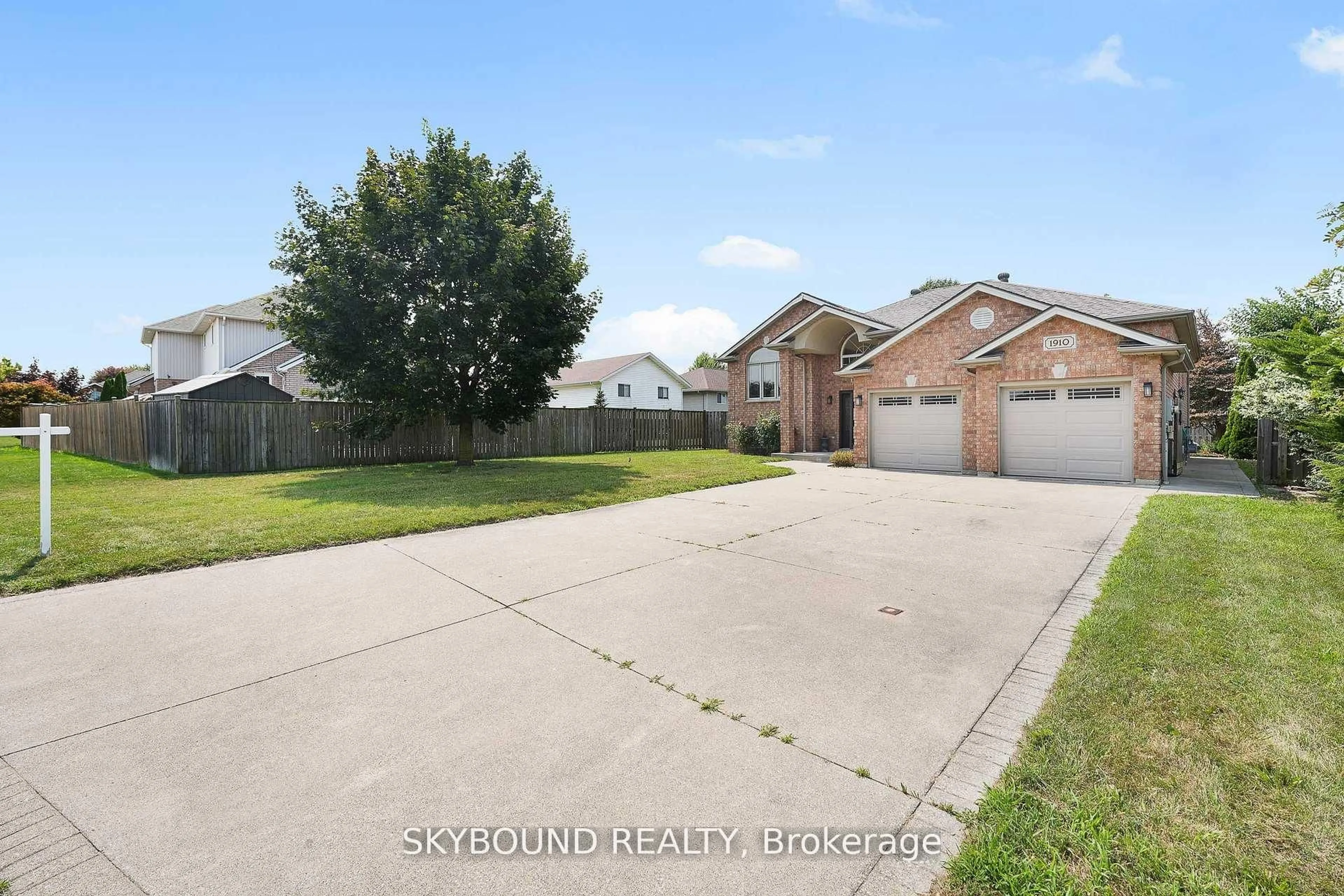 A pic from outside/outdoor area/front of a property/back of a property/a pic from drone, street for 1910 Michigan Ave, LaSalle Ontario N9J 3S5