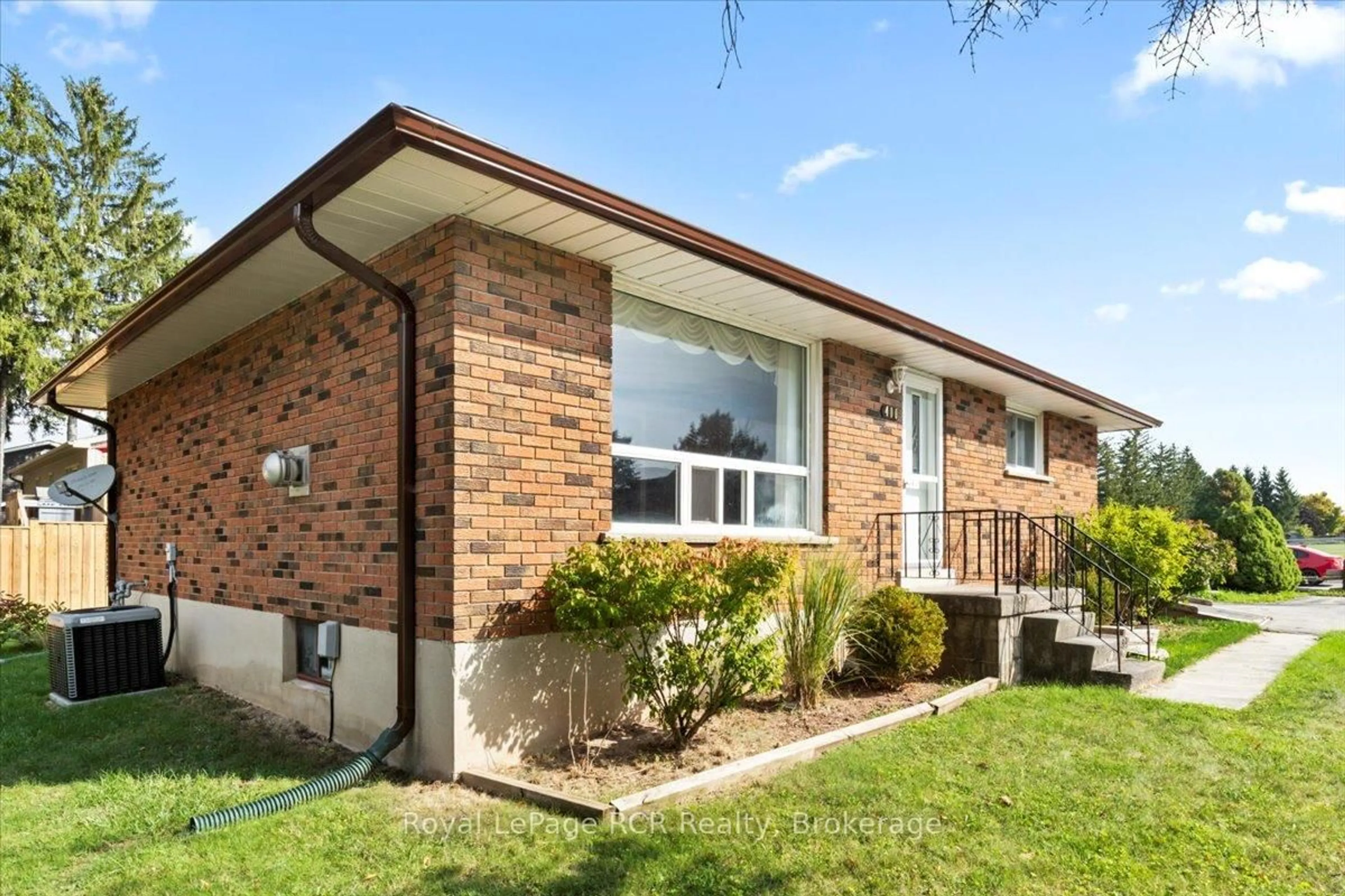 Home with brick exterior material, street for 400 3rd St, Hanover Ontario N4N 1B3