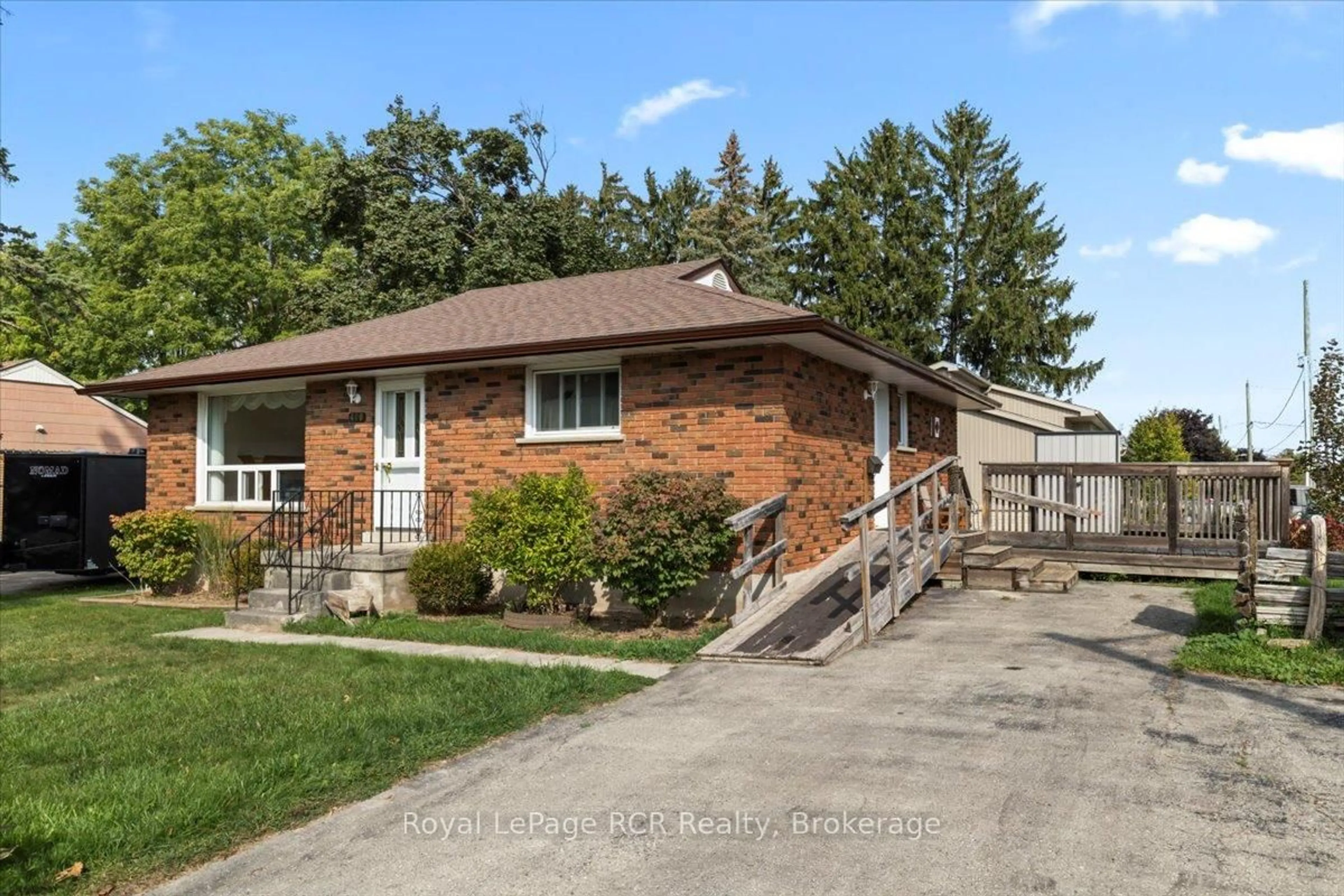 Home with brick exterior material, street for 400 3rd St, Hanover Ontario N4N 1B3