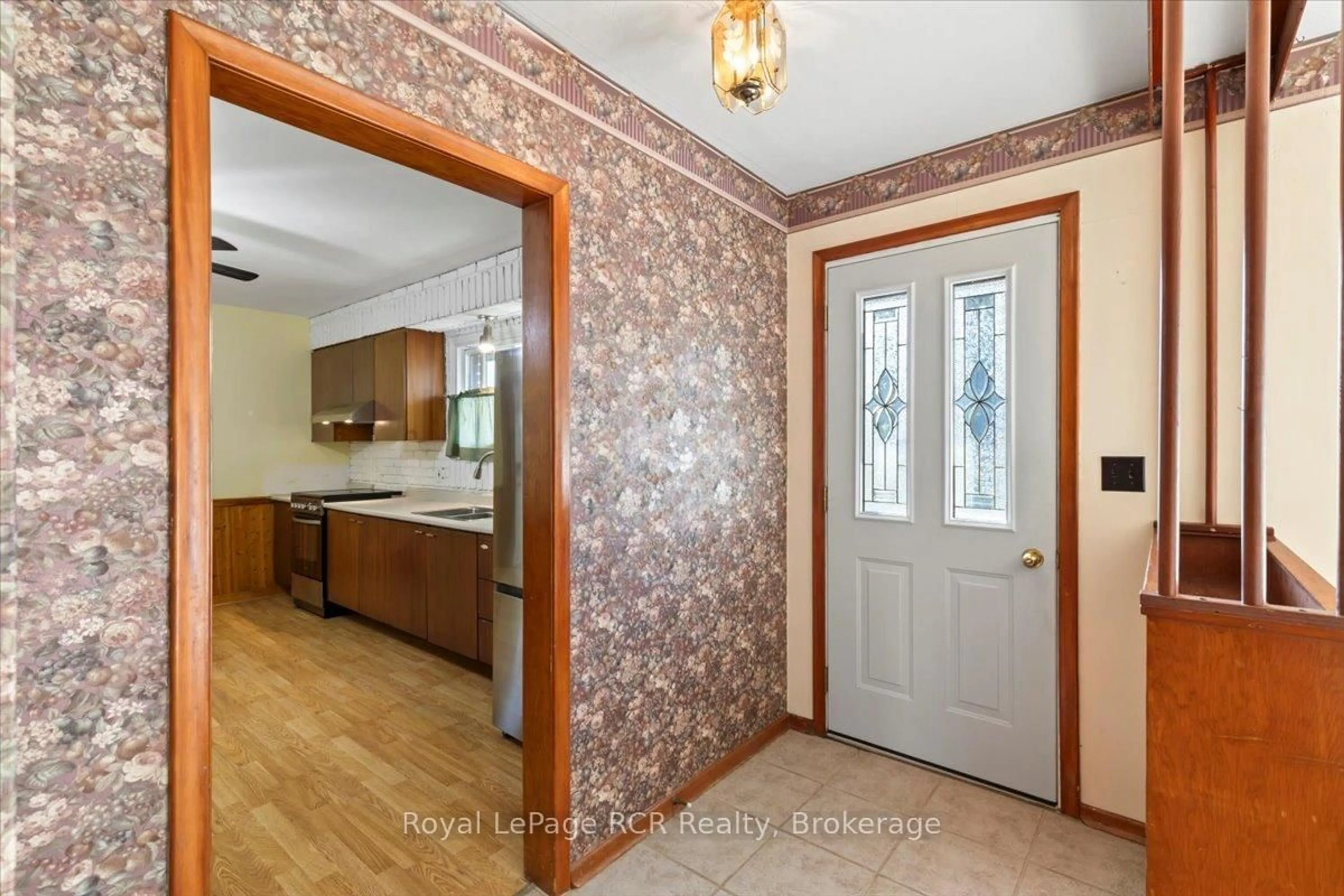 Indoor entryway for 400 3rd St, Hanover Ontario N4N 1B3