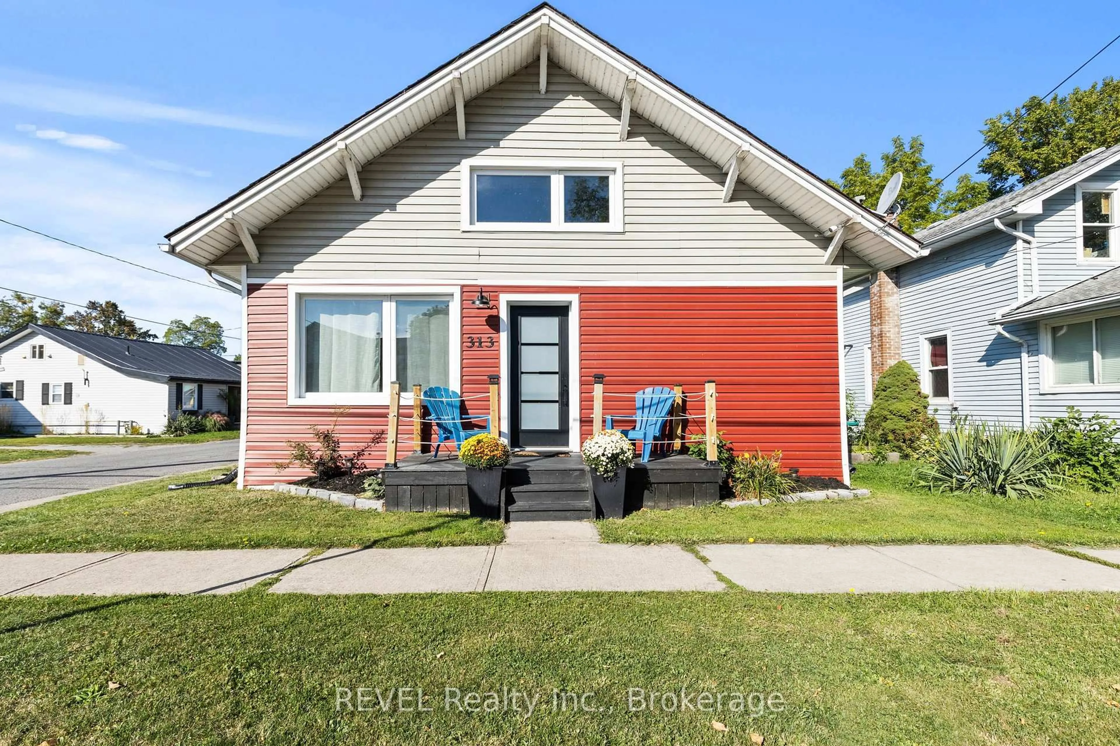 Home with vinyl exterior material, street for 313 Ridgeway Rd, Fort Erie Ontario L0S 1B0