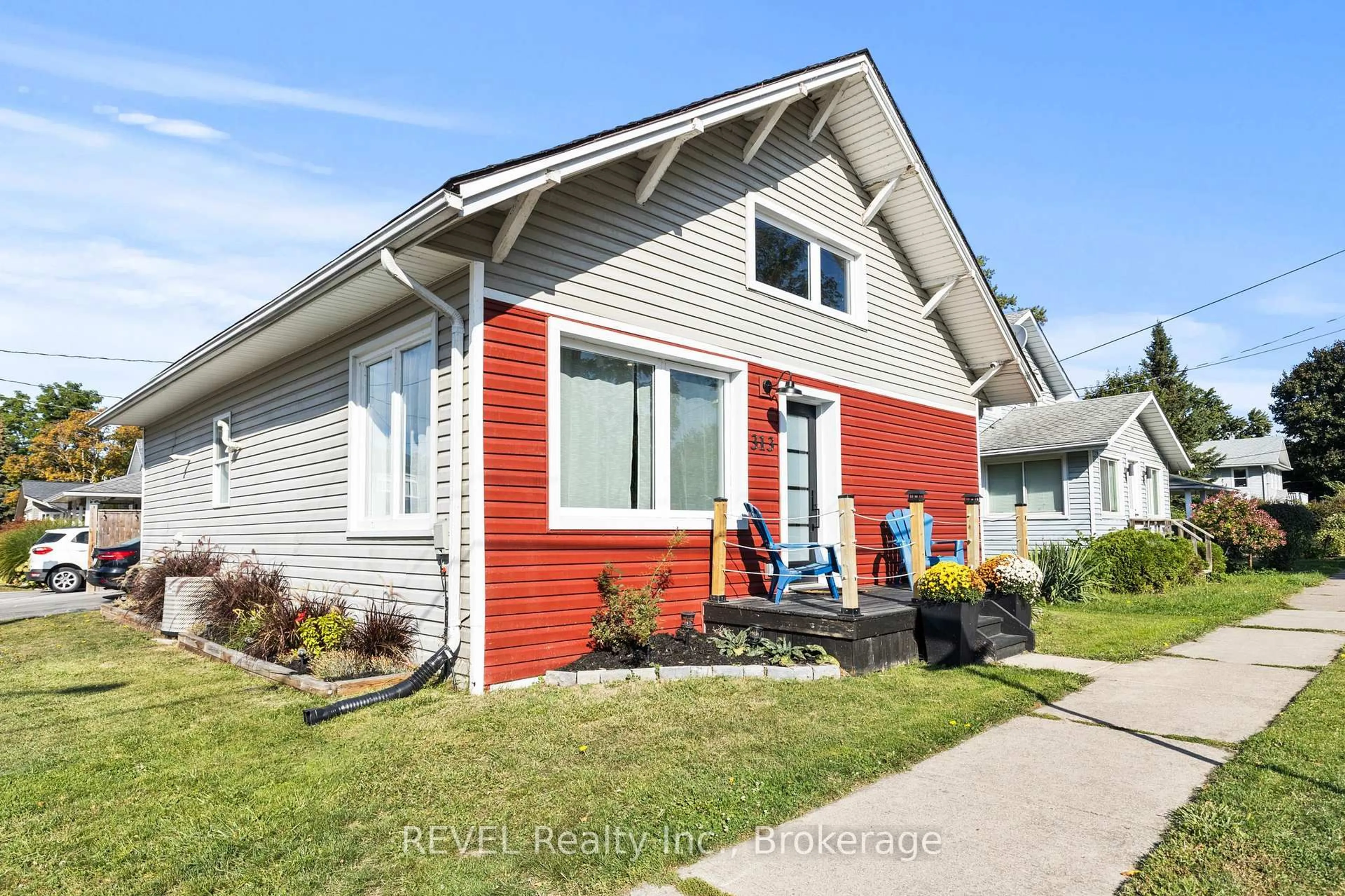 Home with vinyl exterior material, street for 313 Ridgeway Rd, Fort Erie Ontario L0S 1B0