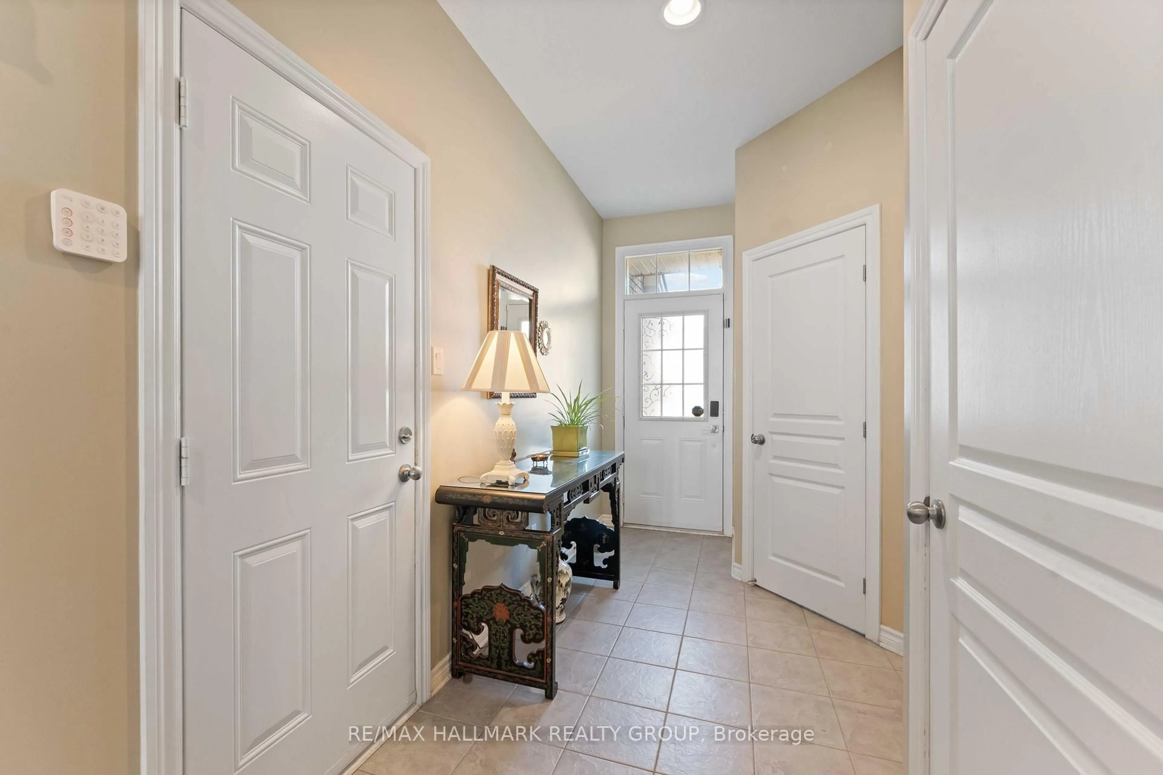 Indoor entryway for 504 Salzburg Dr, Orleans Ontario K4A 0C6