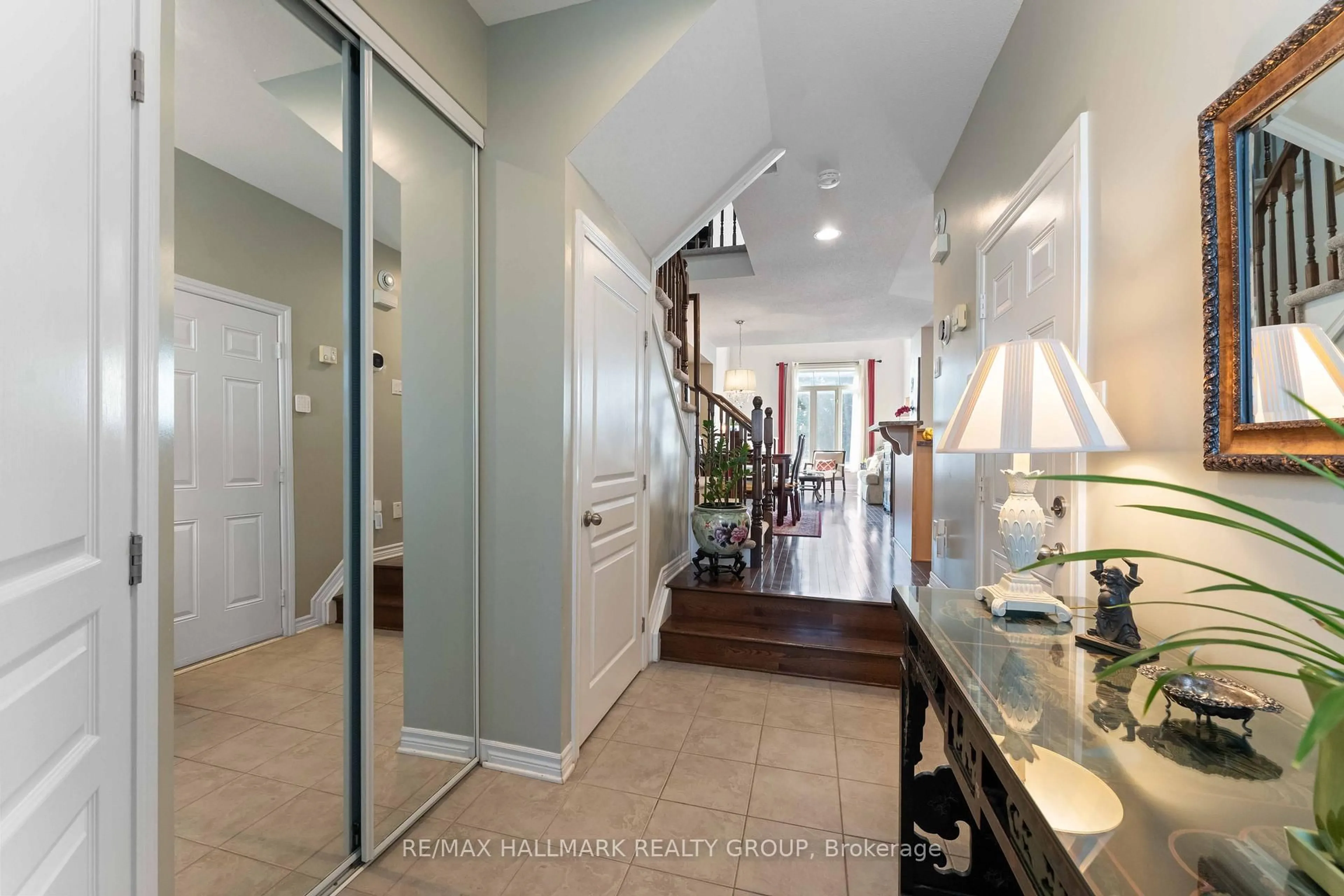 Indoor entryway for 504 Salzburg Dr, Orleans Ontario K4A 0C6