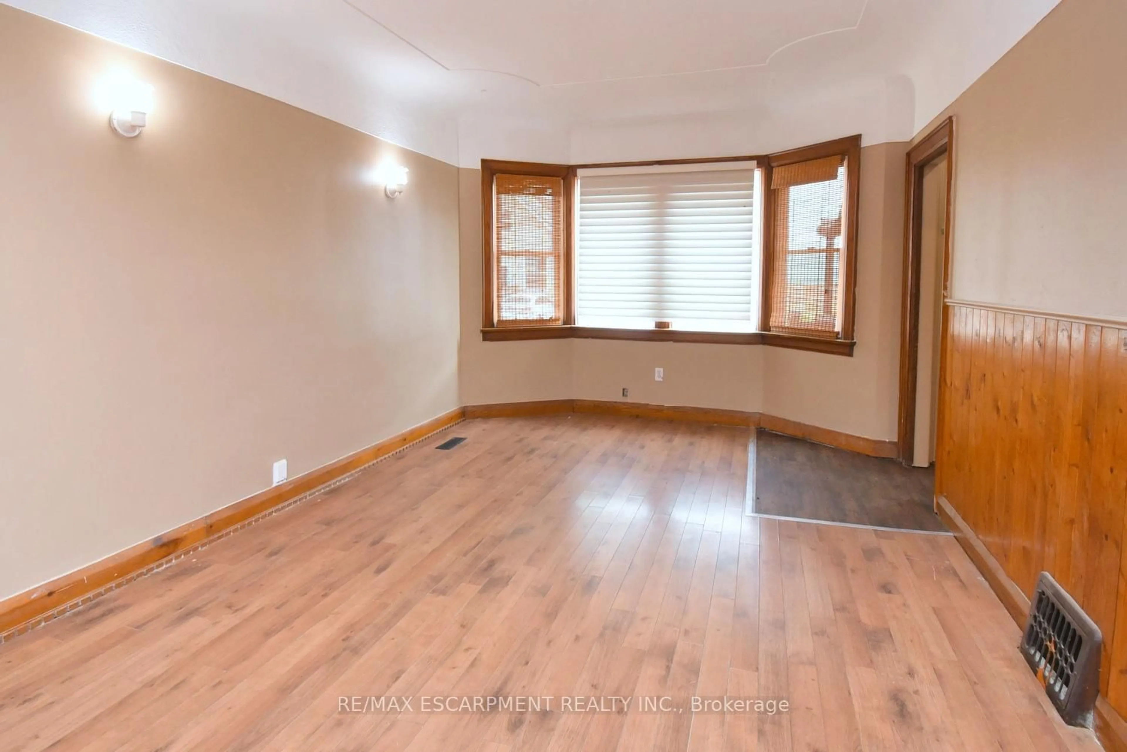 A pic of a room for 92 Gertrude St, Hamilton Ontario L8L 4C2