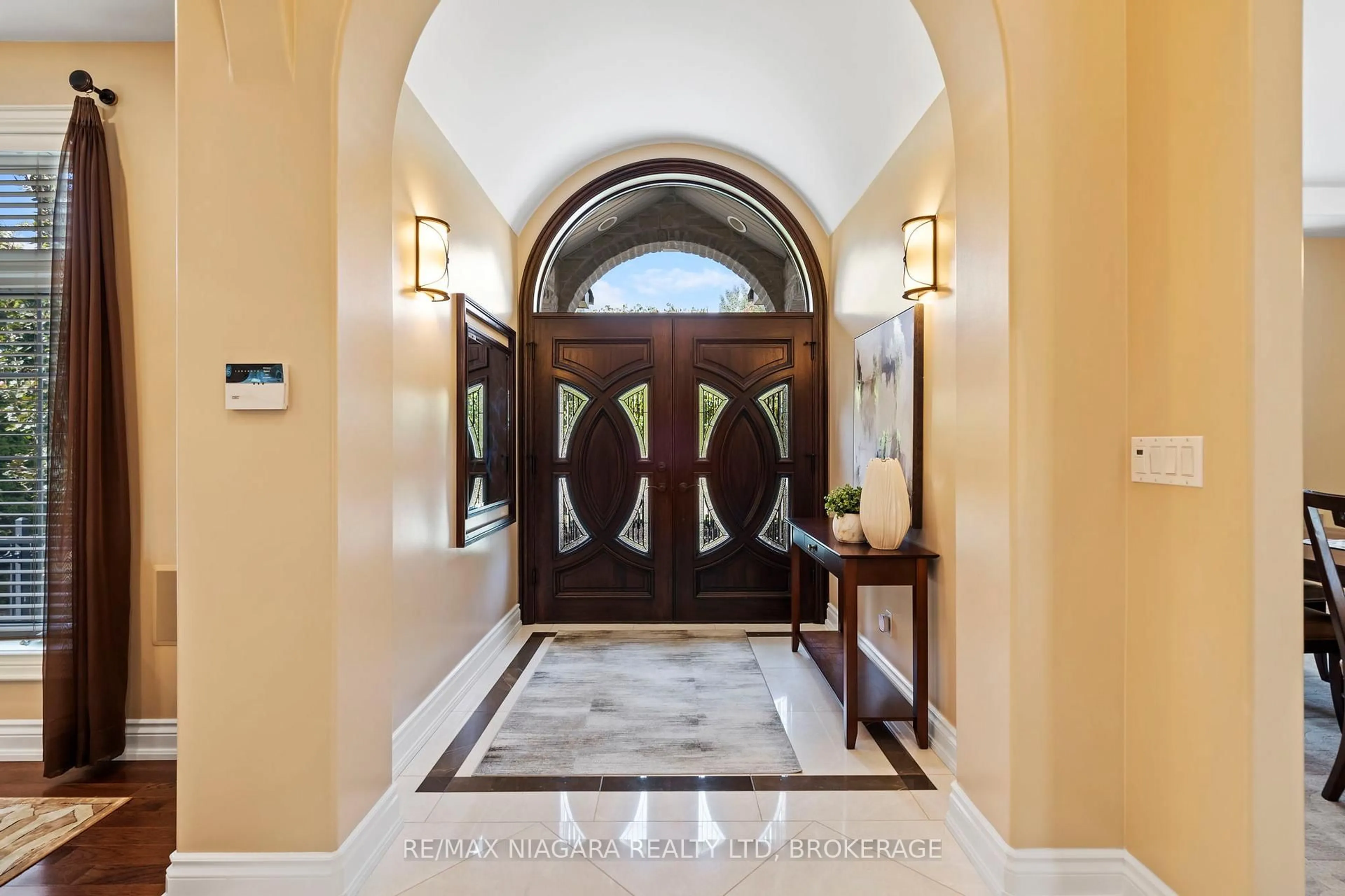 Indoor entryway for 6748 Domenic Cres, Niagara Falls Ontario L2J 4L5