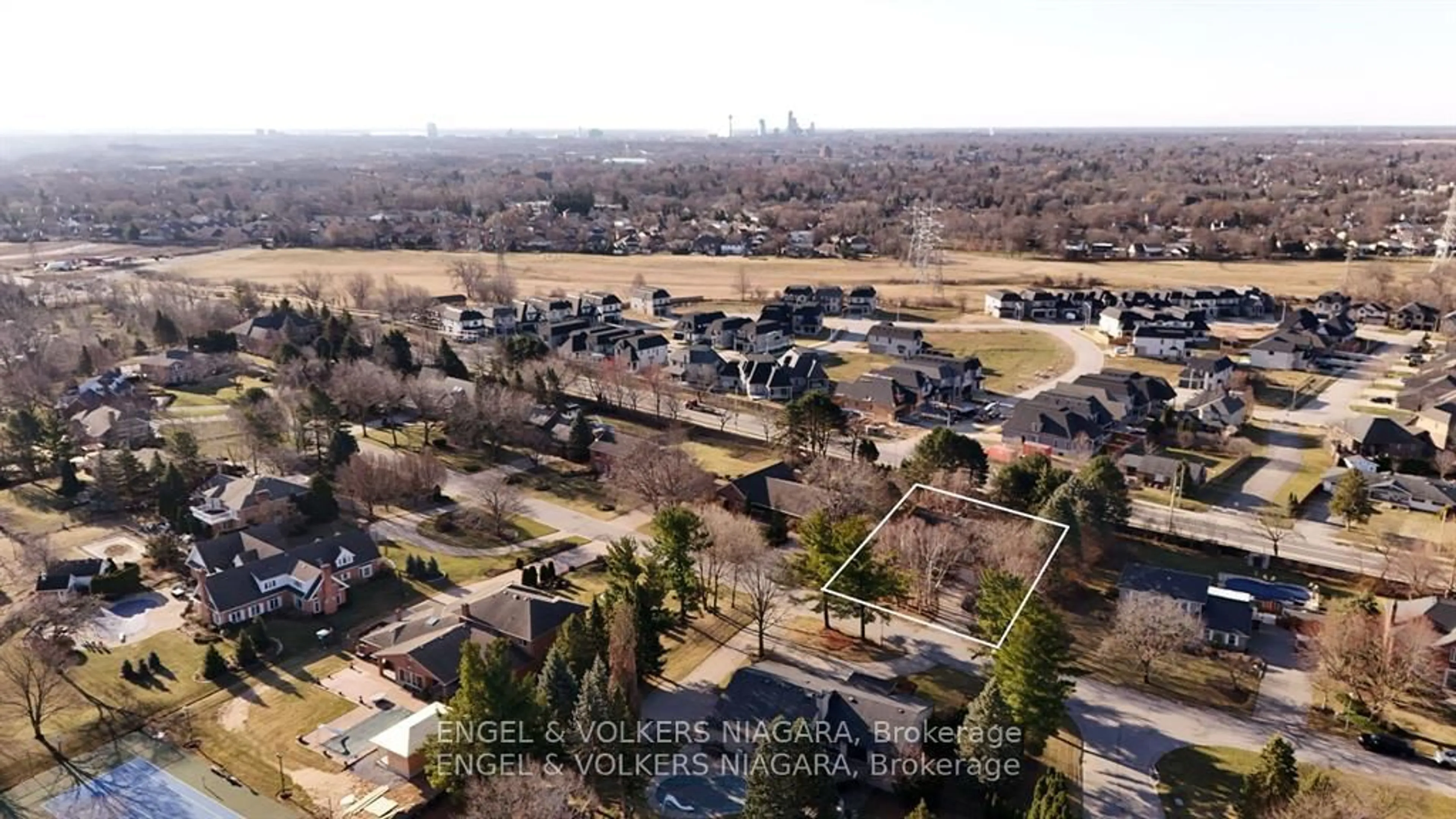 A pic from outside/outdoor area/front of a property/back of a property/a pic from drone, street for 6542 January Dr, Niagara Falls Ontario L2J 4J4