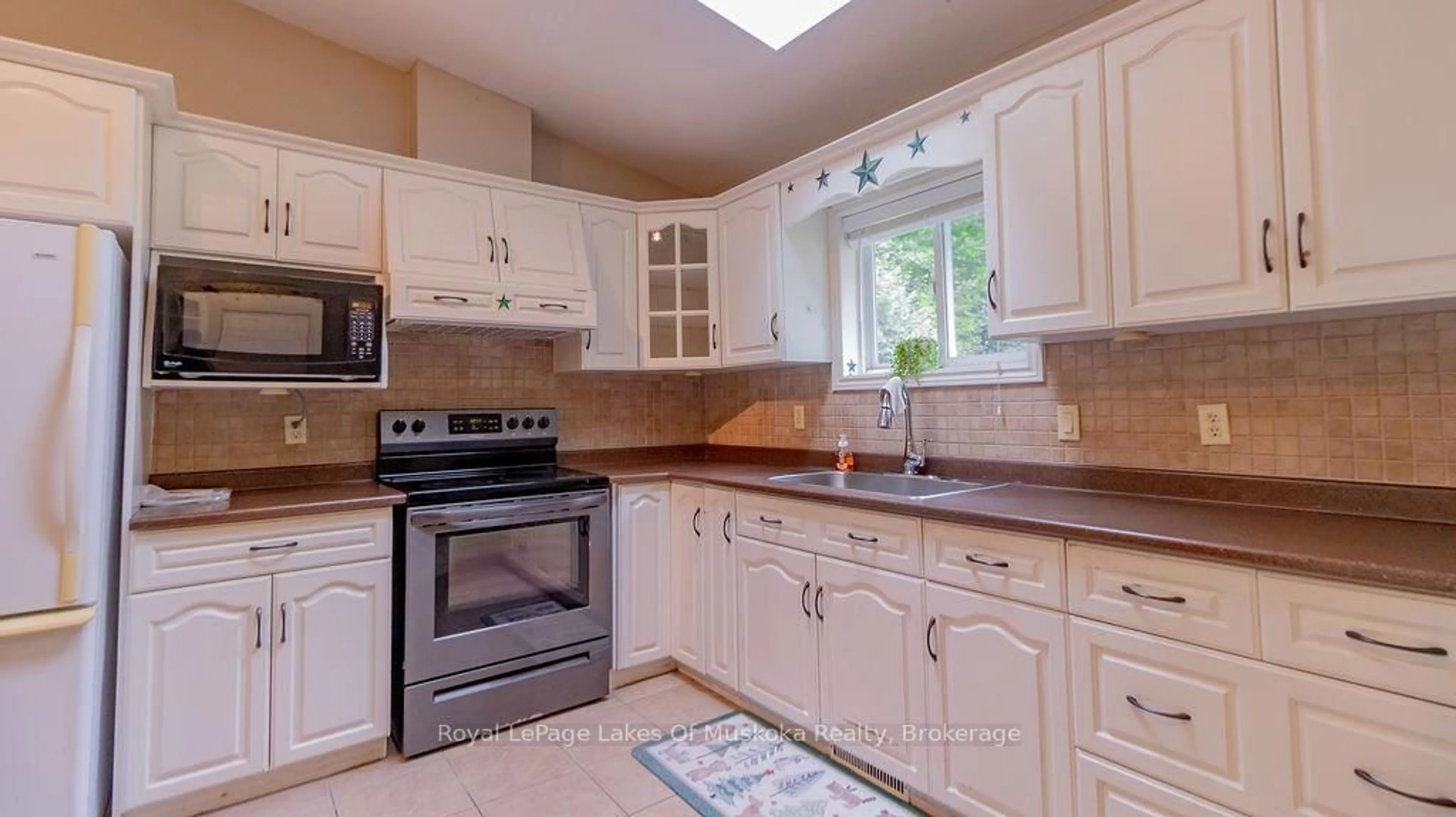 Standard kitchen, ceramic/tile floor for 4244 MUSKOKA ROAD 117, Lake of Bays Ontario P0B 1A0