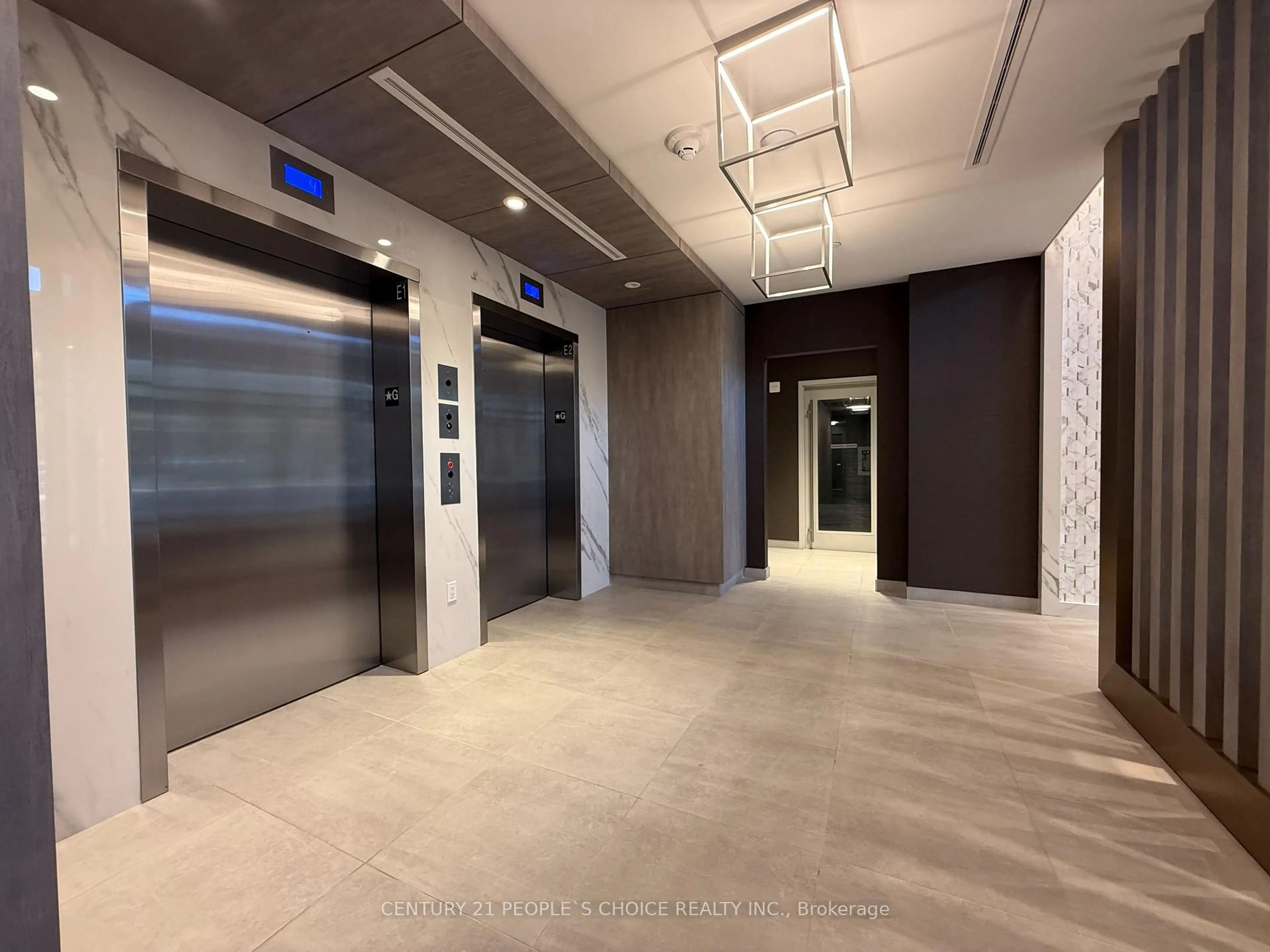Indoor foyer for 415 Main St #302, Hamilton Ontario L8P 0C9