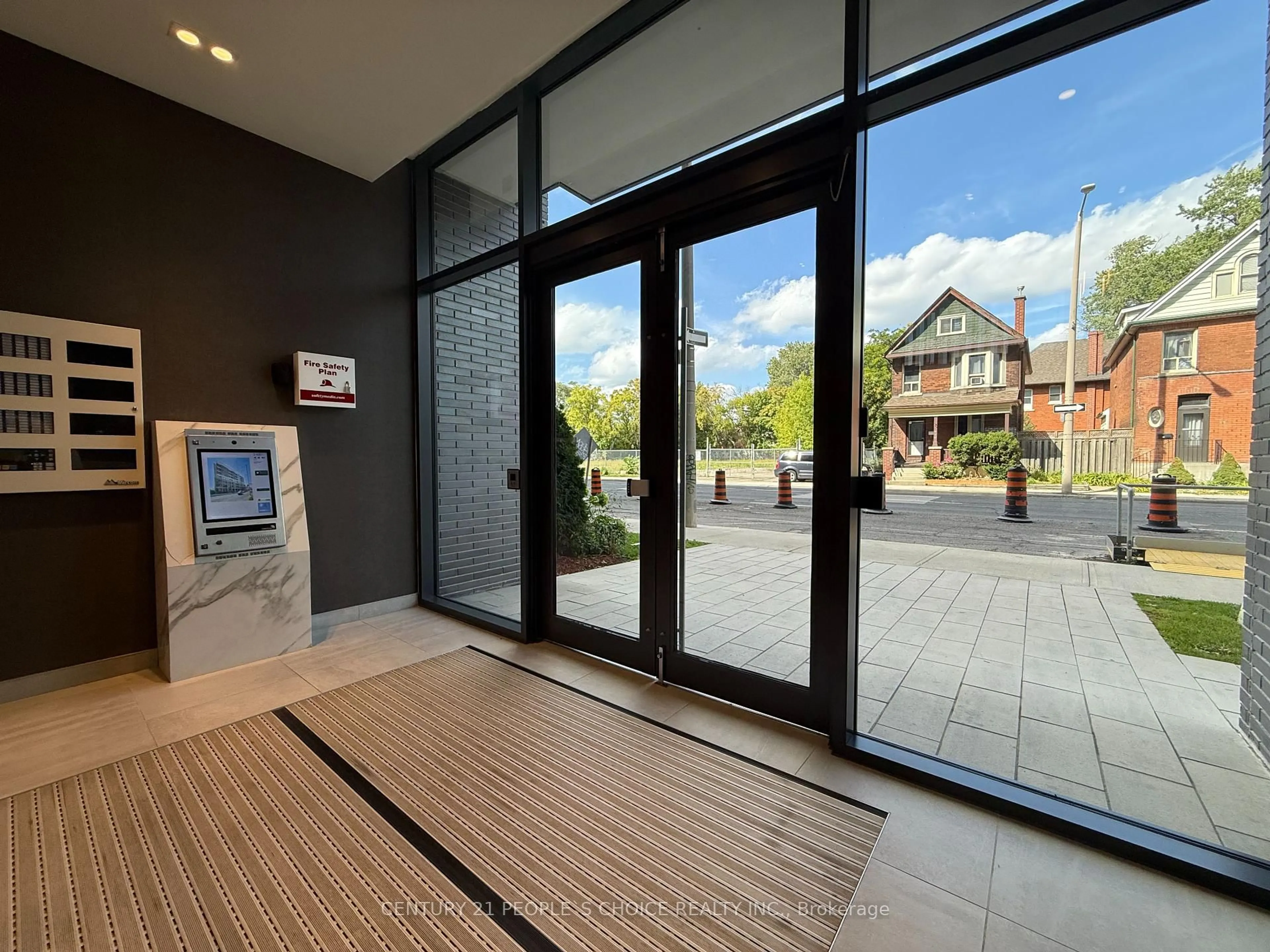 Indoor foyer for 415 Main St #302, Hamilton Ontario L8P 0C9