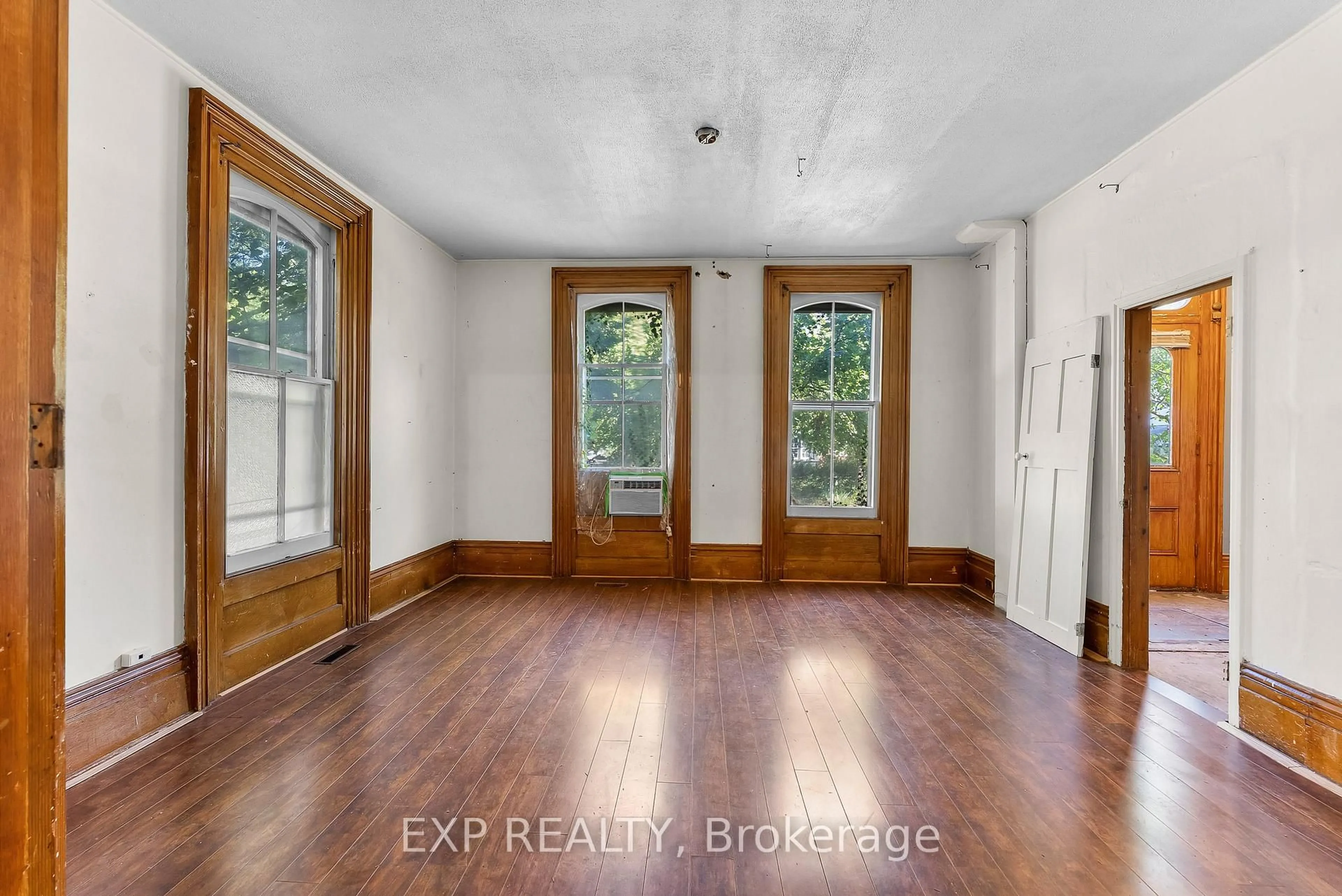 Unknown for 6 Henry St, St. Catharines Ontario L2N 4T4