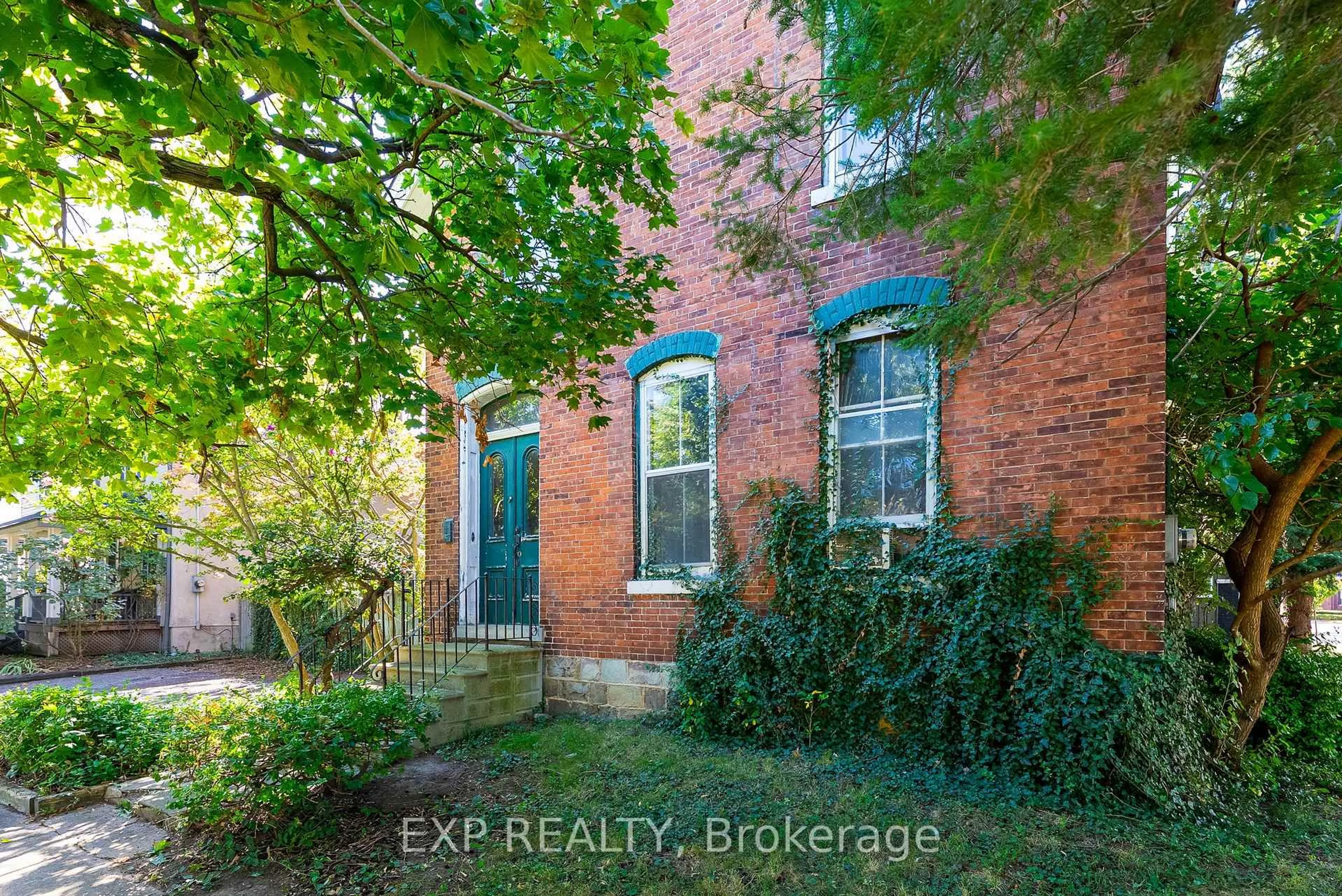 Home with brick exterior material, building for 6 Henry St, St. Catharines Ontario L2N 4T4