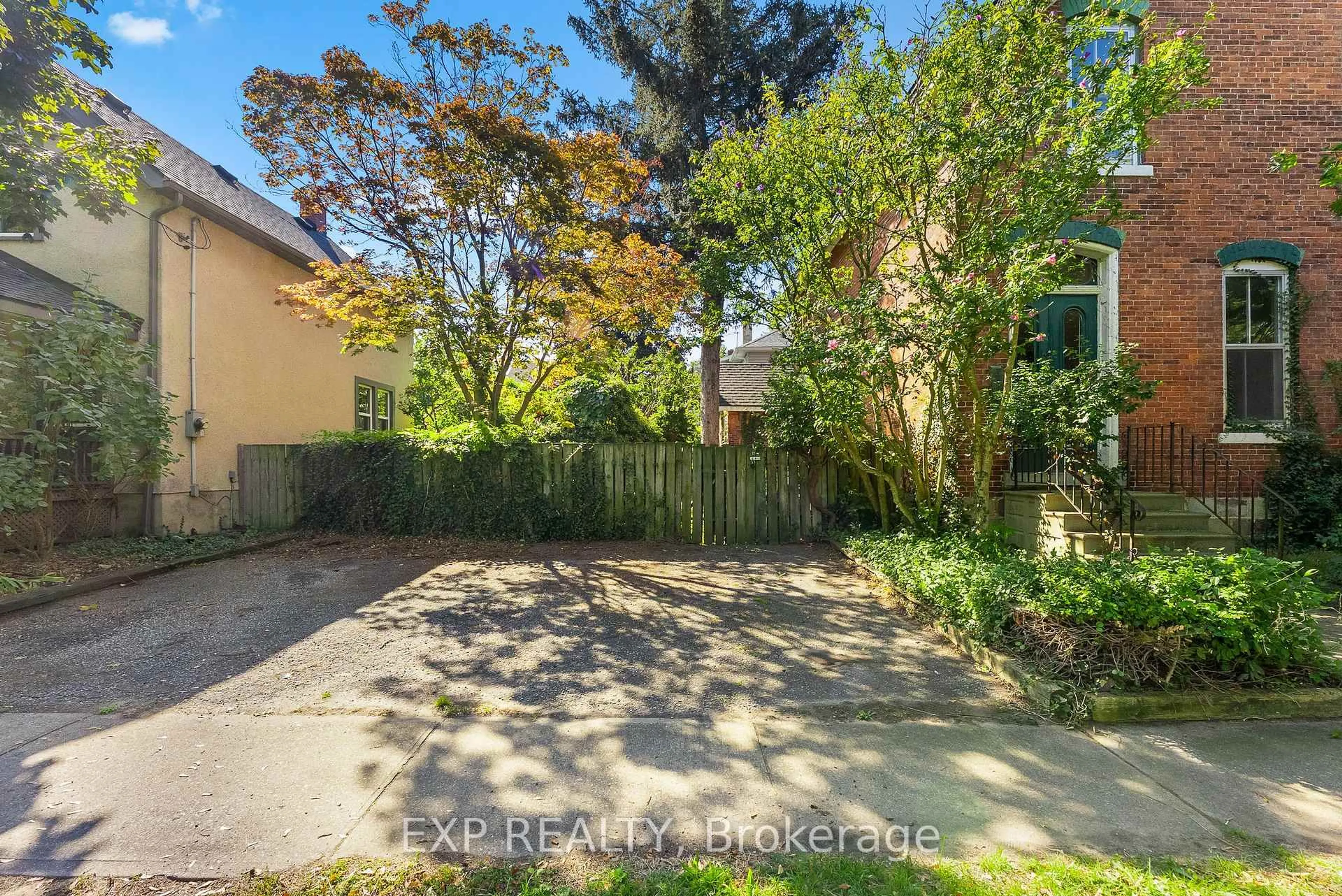 A pic from outside/outdoor area/front of a property/back of a property/a pic from drone, street for 6 Henry St, St. Catharines Ontario L2N 4T4