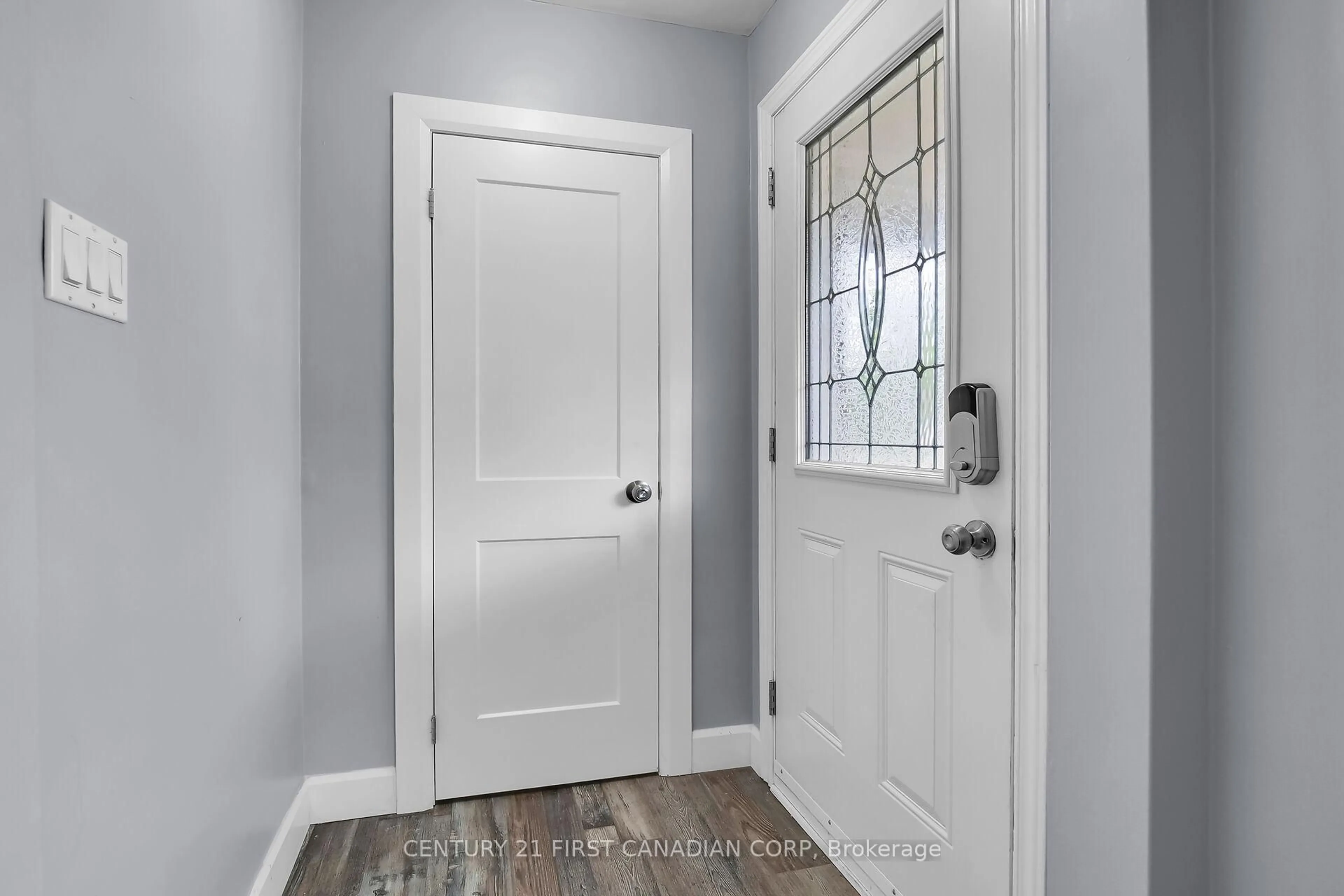 Indoor entryway for 454 Salisbury St, London East Ontario N5Y 3B2