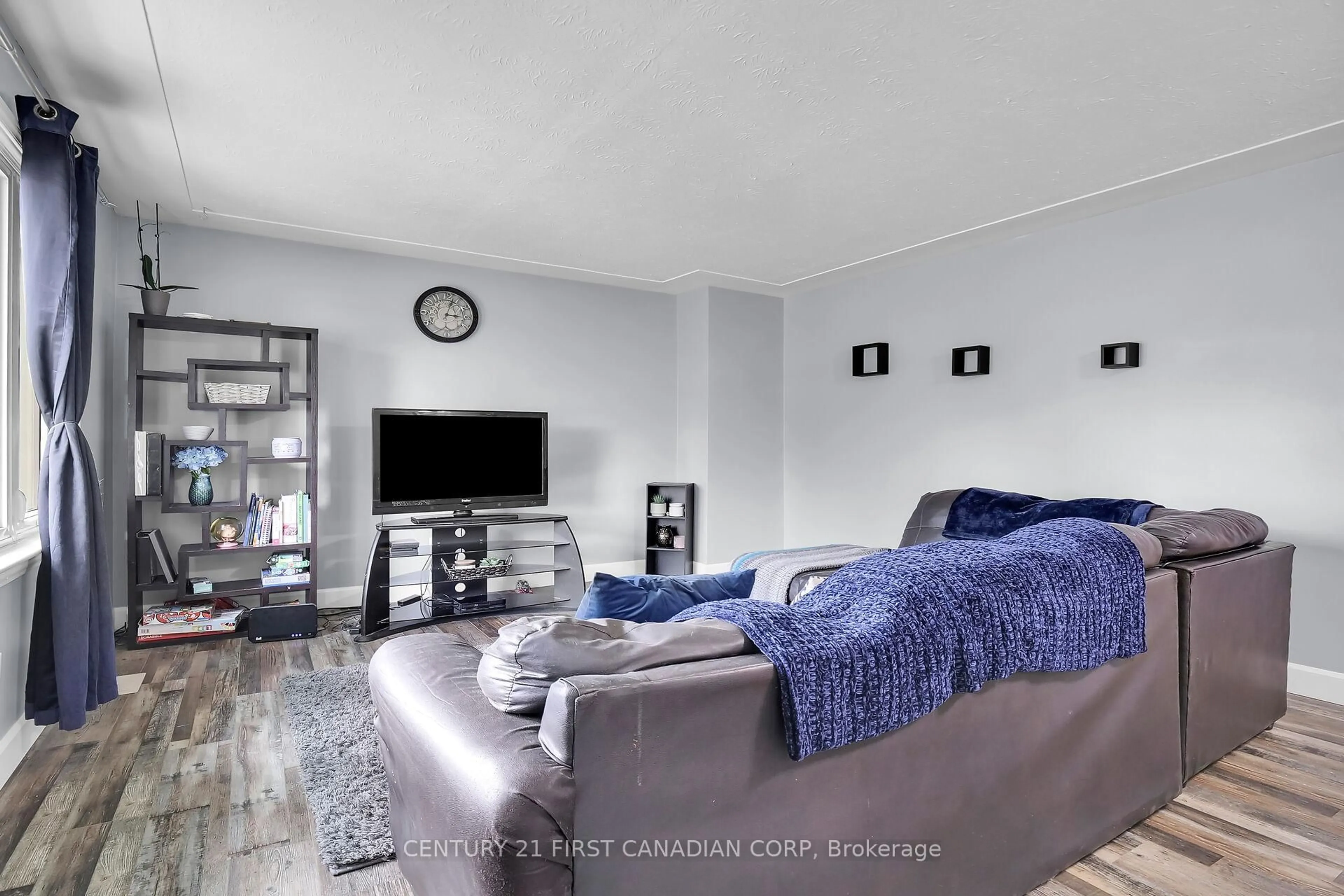 Living room with furniture, unknown for 454 Salisbury St, London East Ontario N5Y 3B2