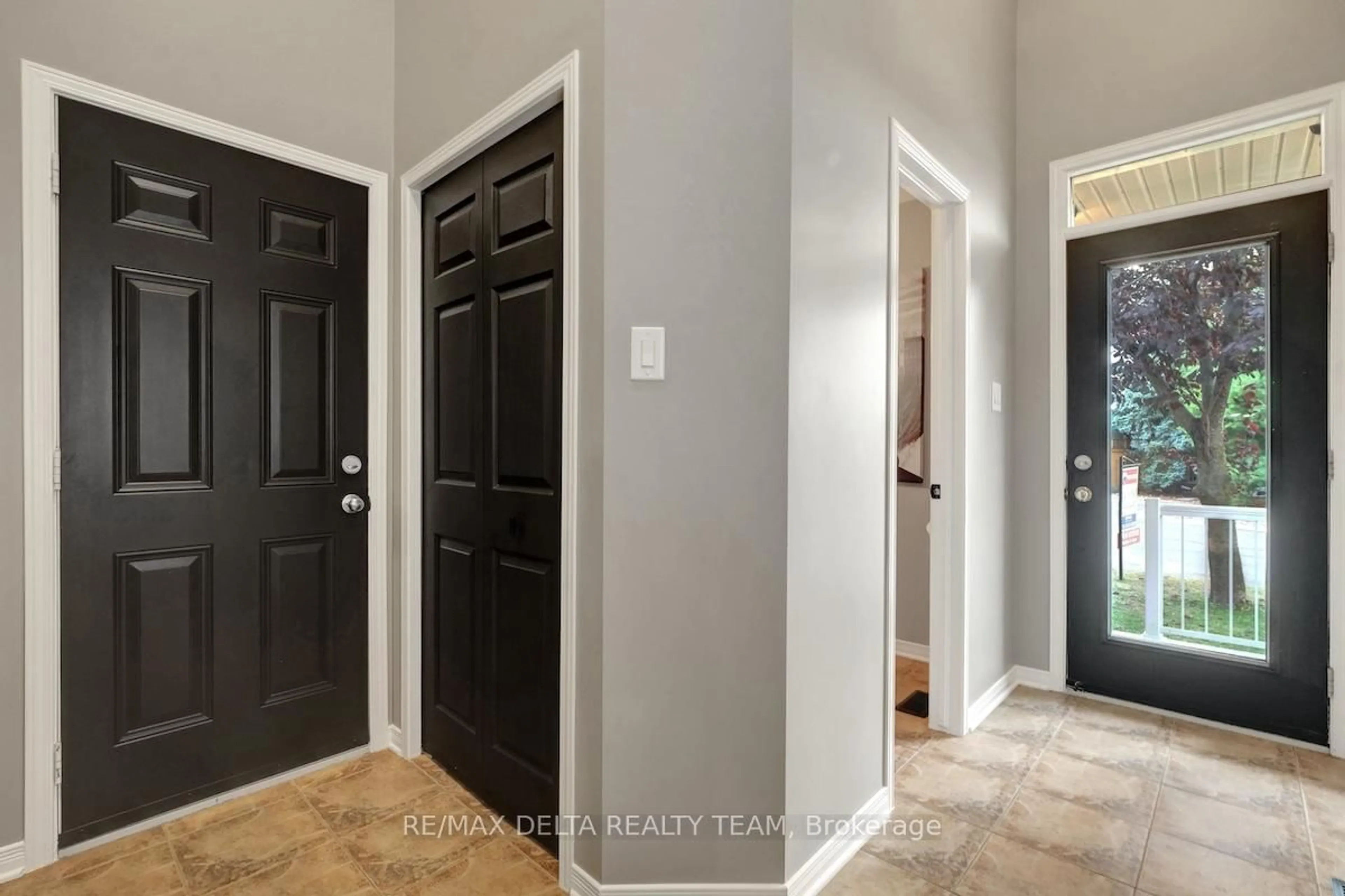 Indoor entryway for 244 Parkrose Private, Ottawa Ontario K4A 0N8