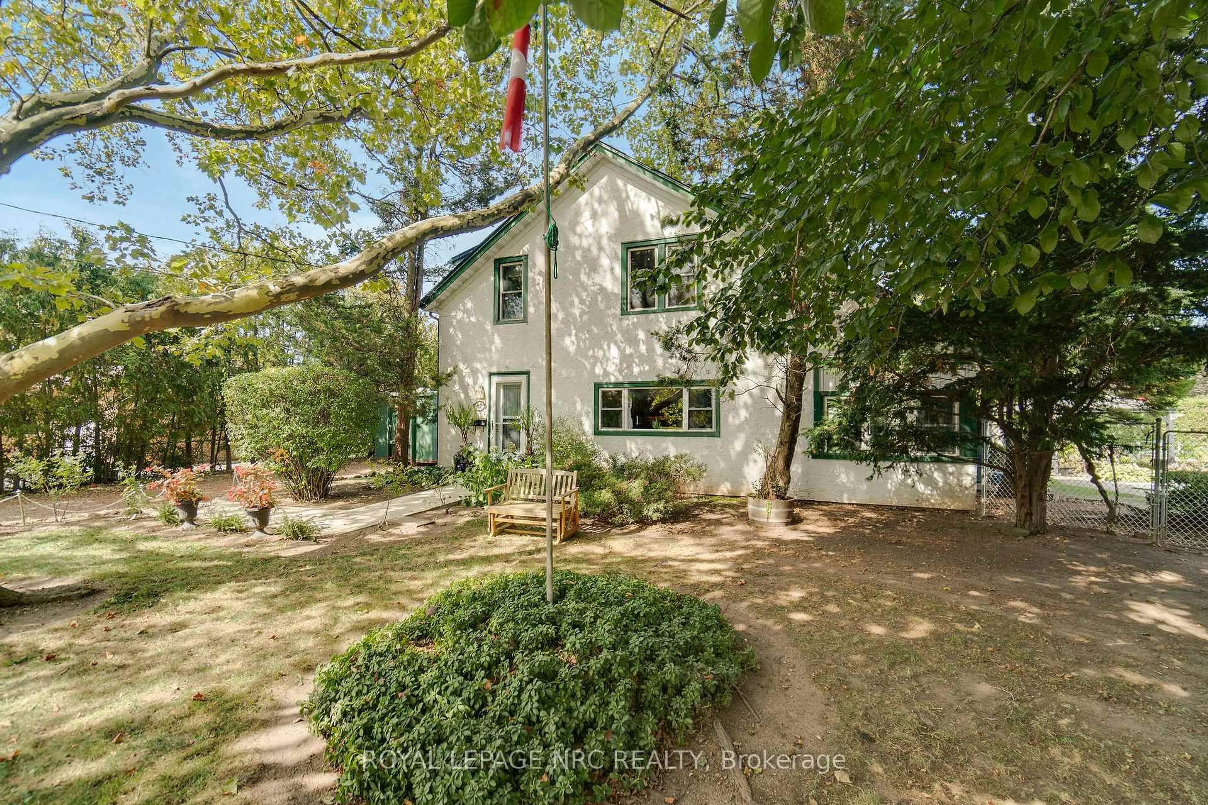A pic from outside/outdoor area/front of a property/back of a property/a pic from drone, street for 6511 Riall St, Niagara Falls Ontario L2J 1Z4