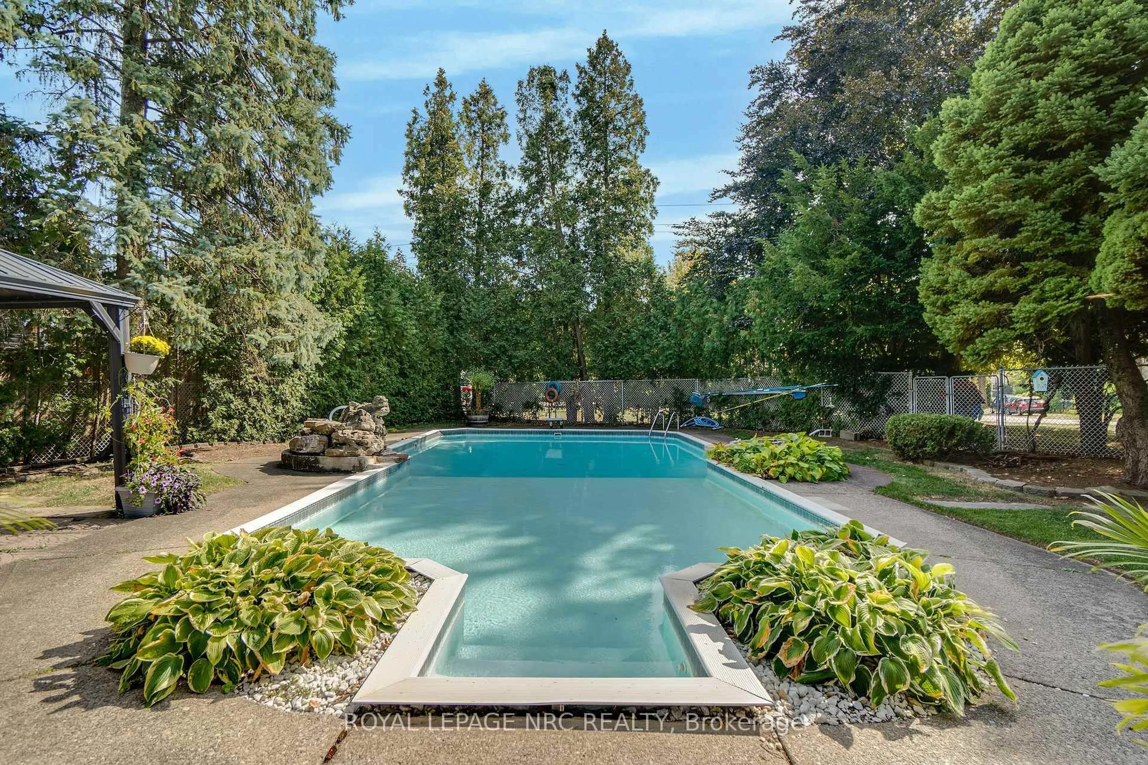 Pool for 6511 Riall St, Niagara Falls Ontario L2J 1Z4