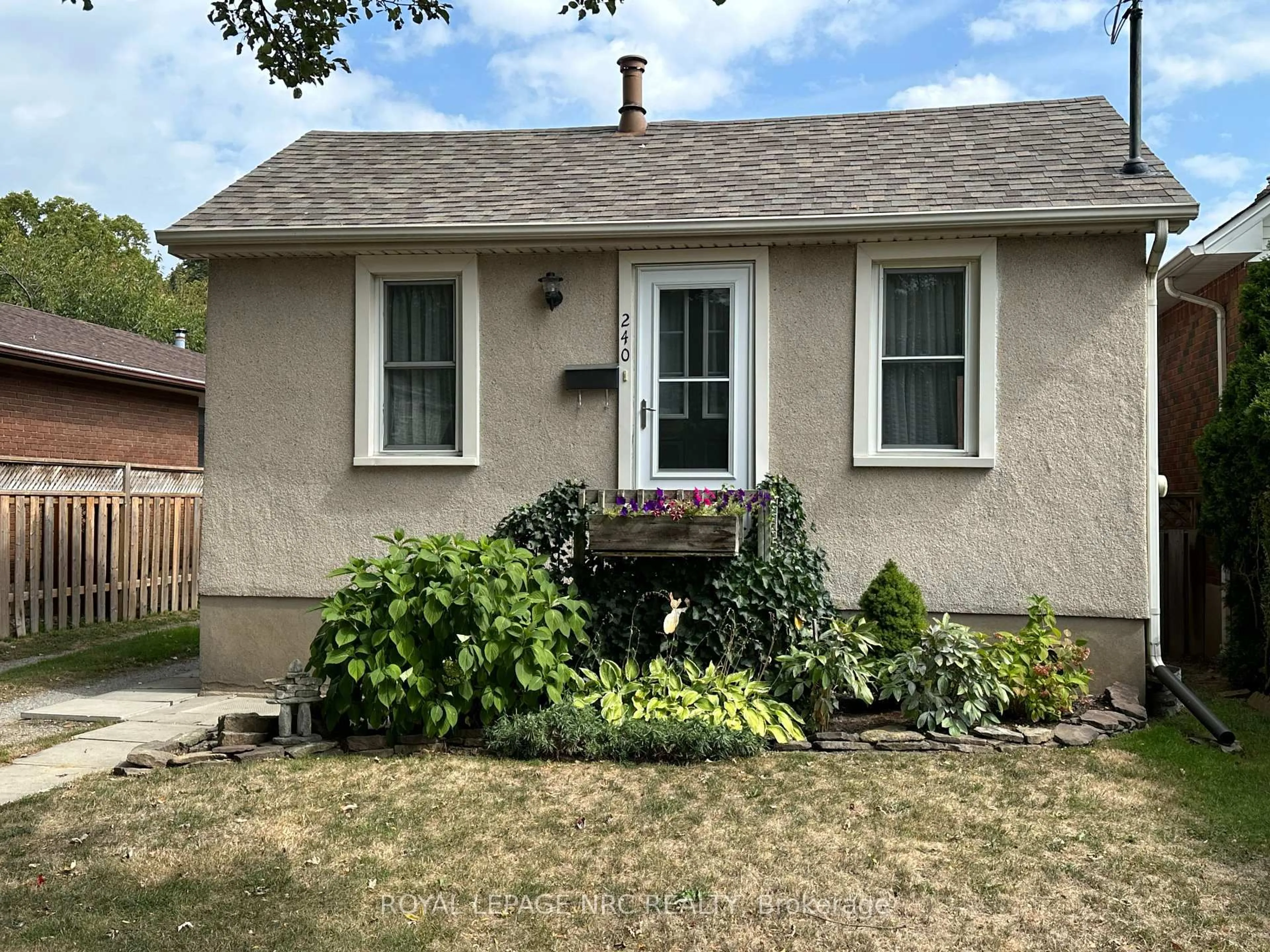 Home with vinyl exterior material, street for 240 York St, St. Catharines Ontario L2R 6G6