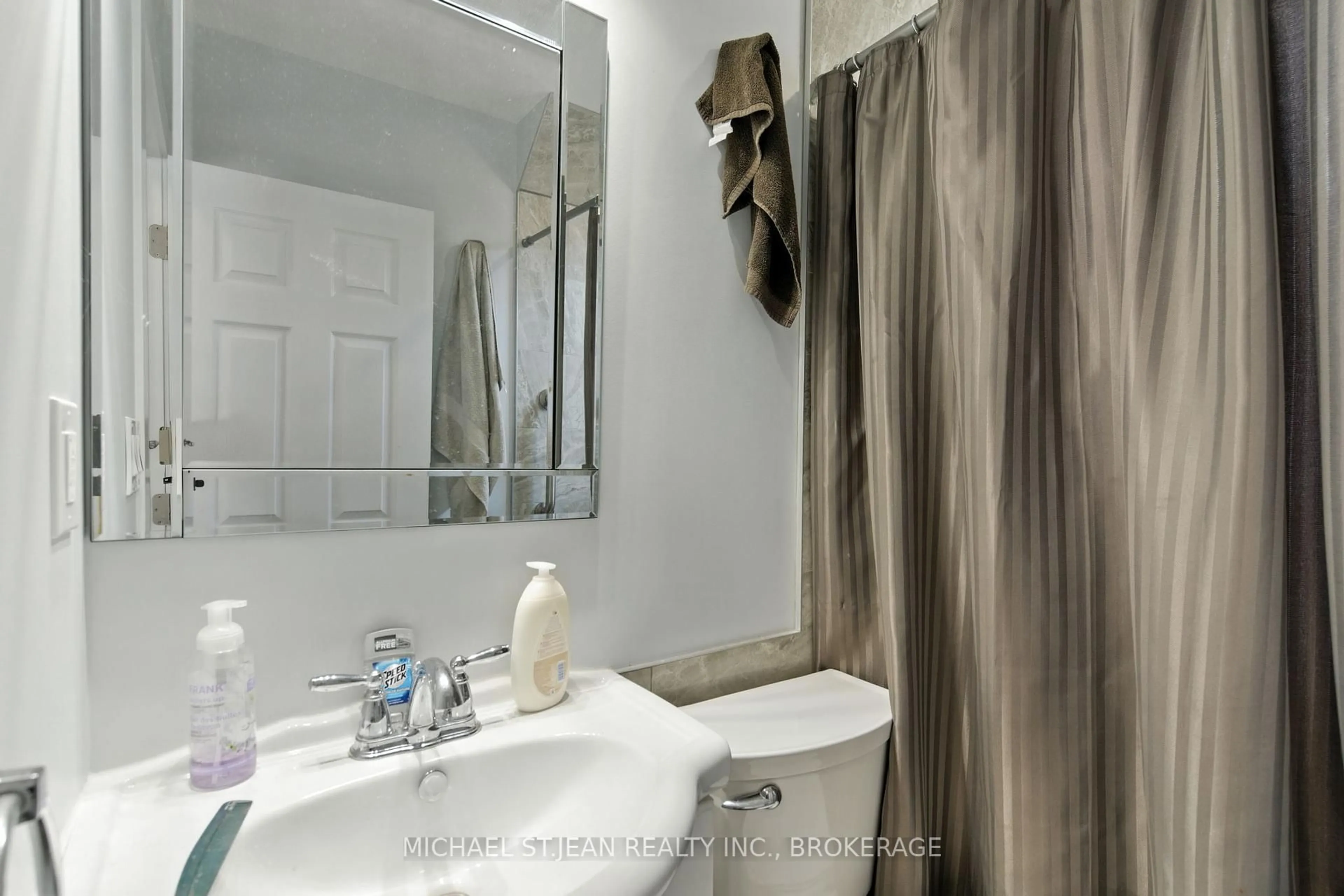 Standard bathroom, ceramic/tile floor for 74 East 14th St, Hamilton Ontario L9A 4B5