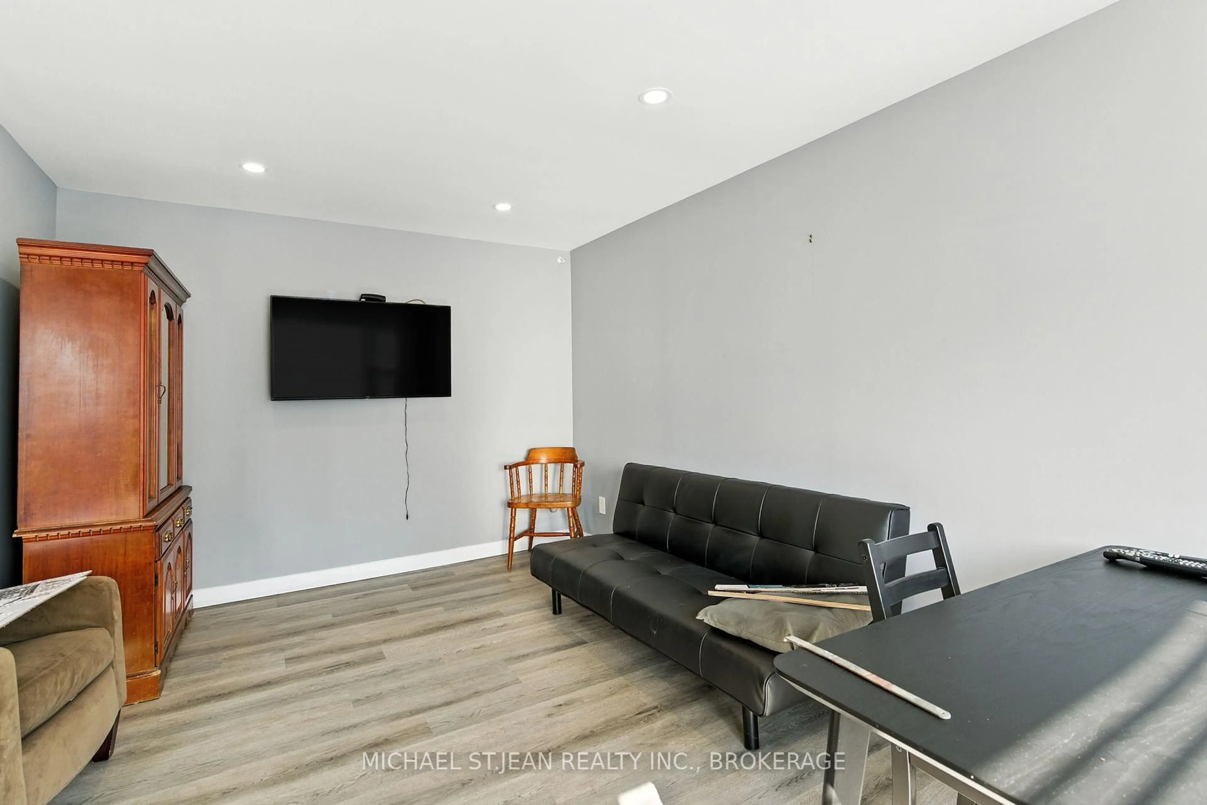 Unknown for 74 East 14th St, Hamilton Ontario L9A 4B5