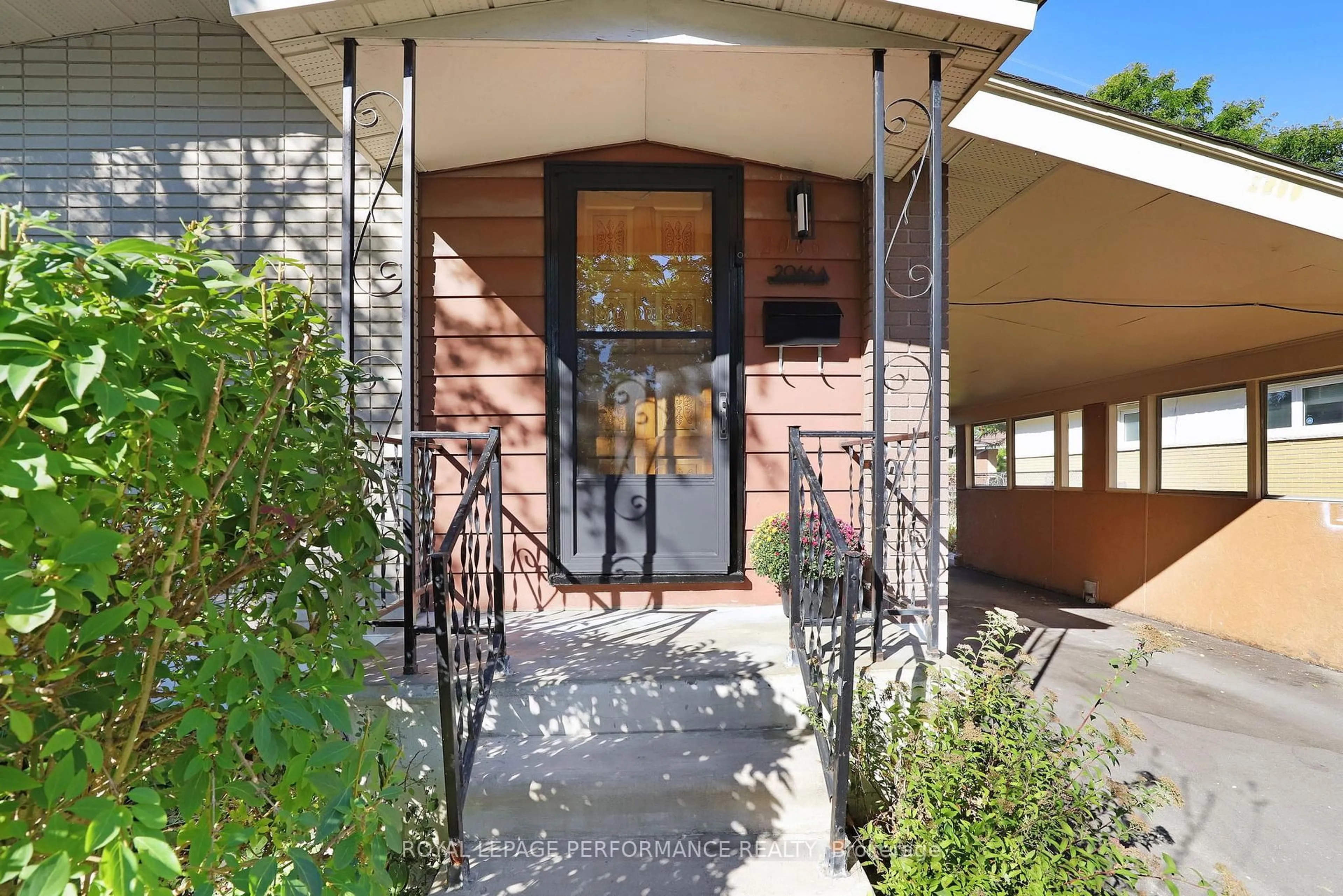Unknown for 2066 Cornish St, Ottawa Ontario K1G 2R8