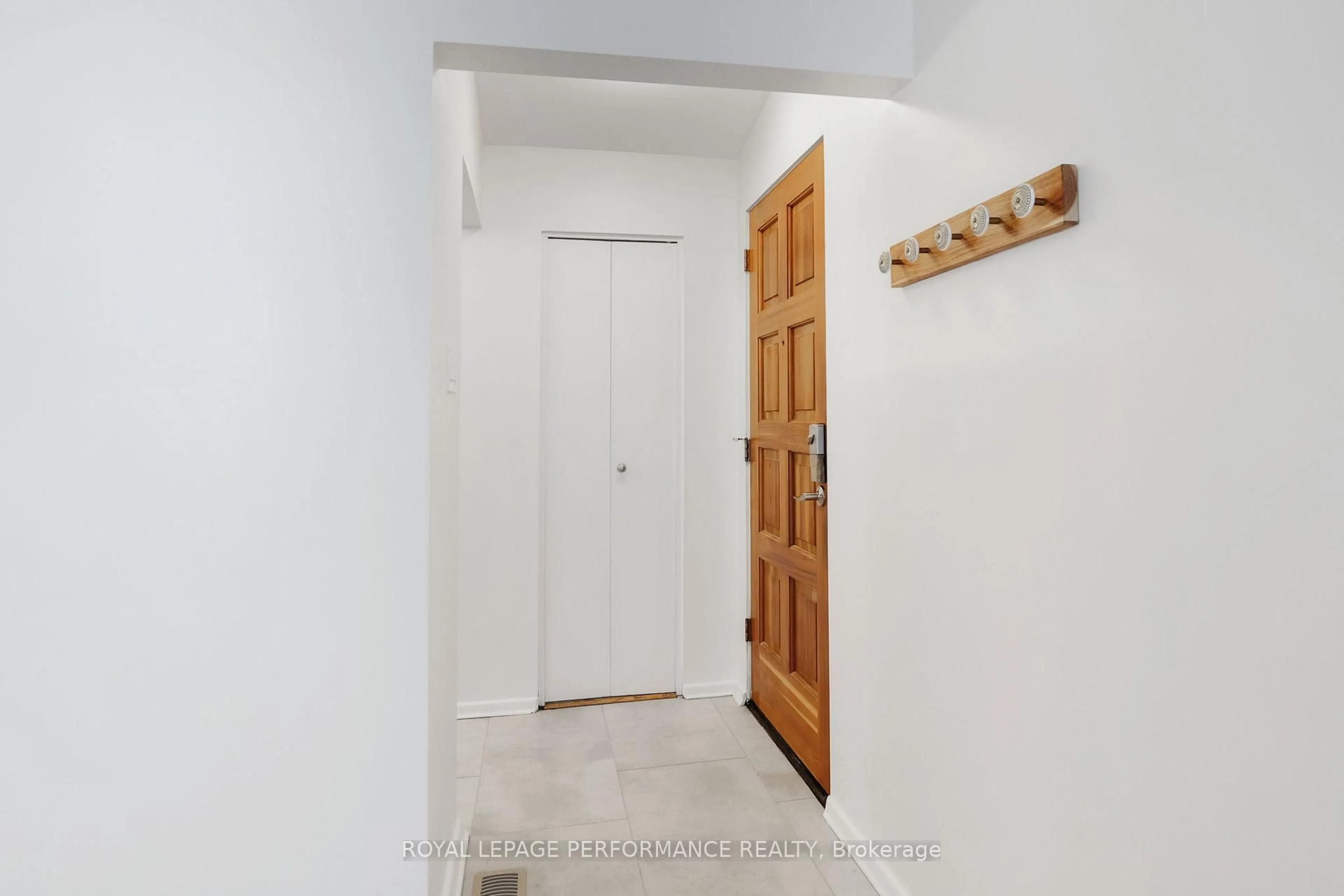 Indoor entryway for 2066 Cornish St, Ottawa Ontario K1G 2R8