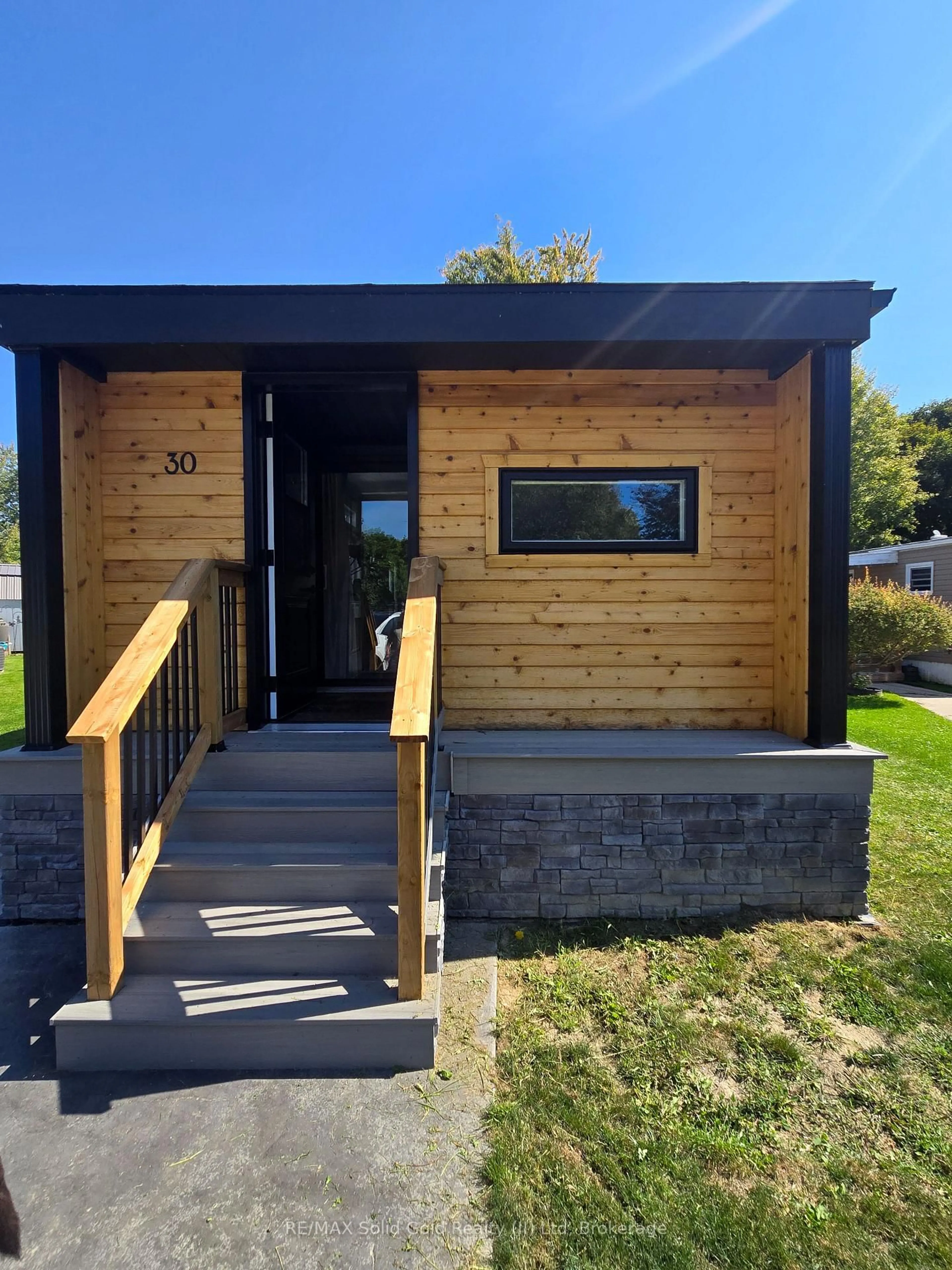 Home with vinyl exterior material, unknown for 22220 Charing Cross Rd, Chatham-Kent Ontario N7M 5V8