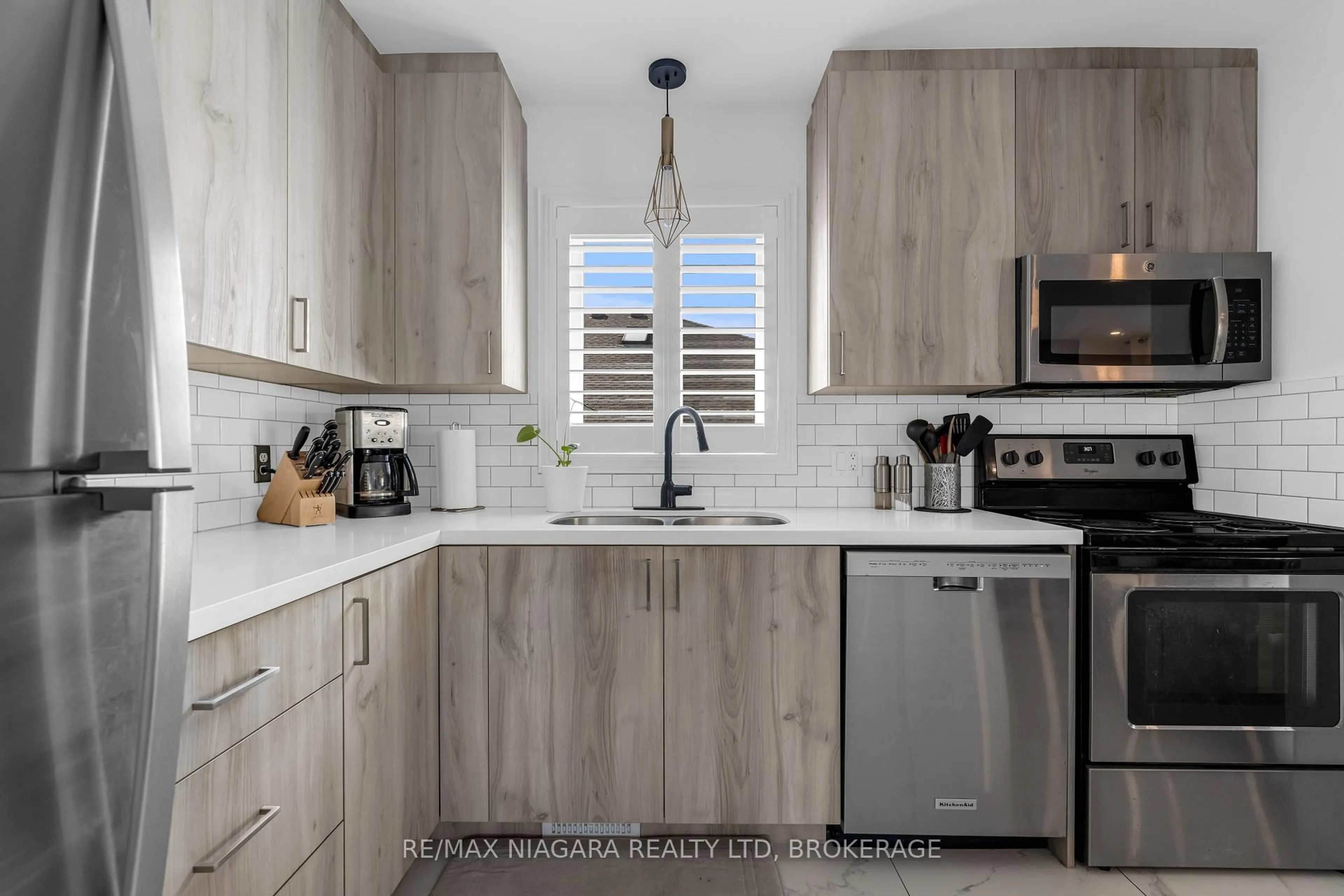 Contemporary kitchen, ceramic/tile floor for 8142 Marcon St, Niagara Falls Ontario L2H 3A9