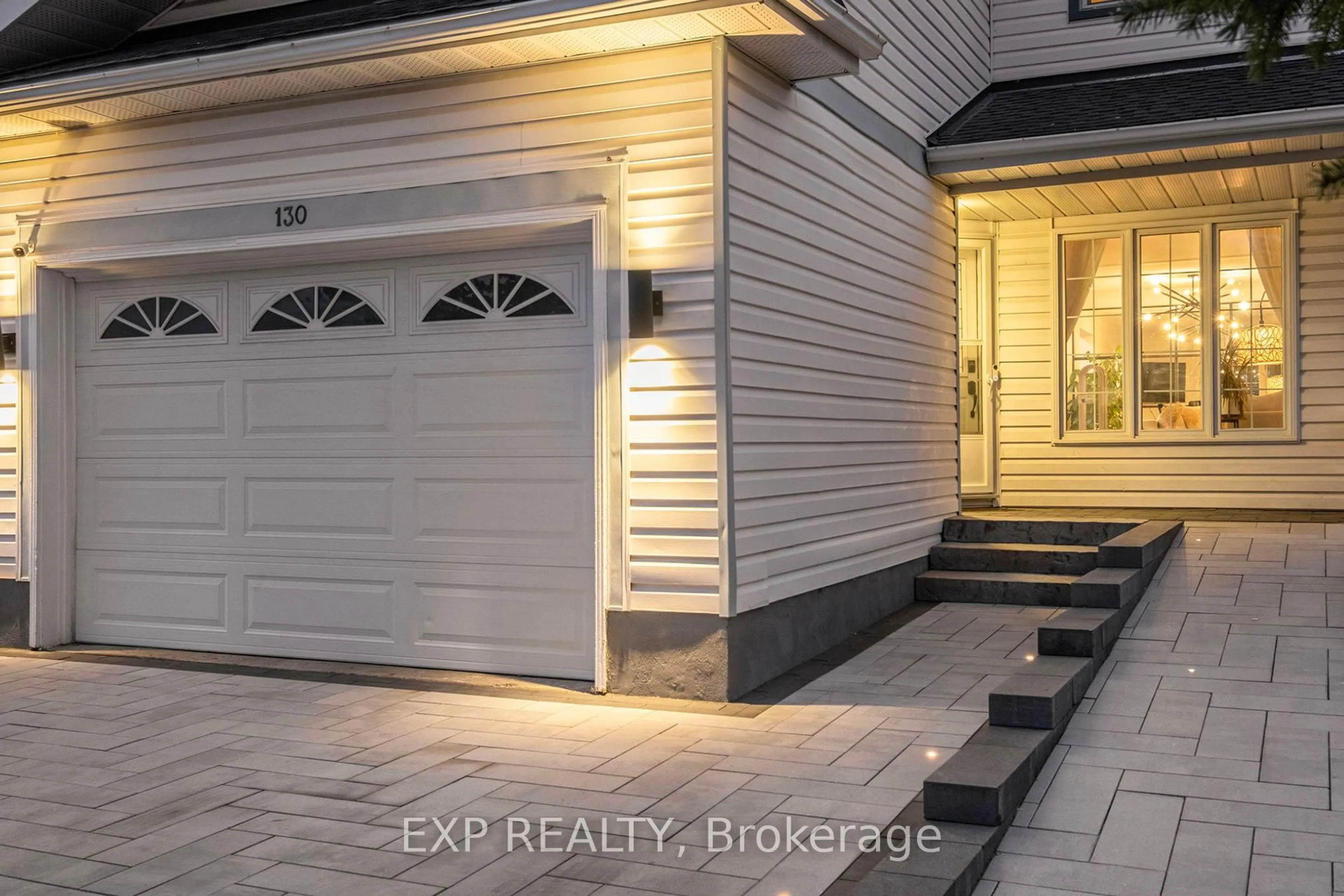Indoor entryway for 130 Tartan Dr, Ottawa Ontario K2J 3S6