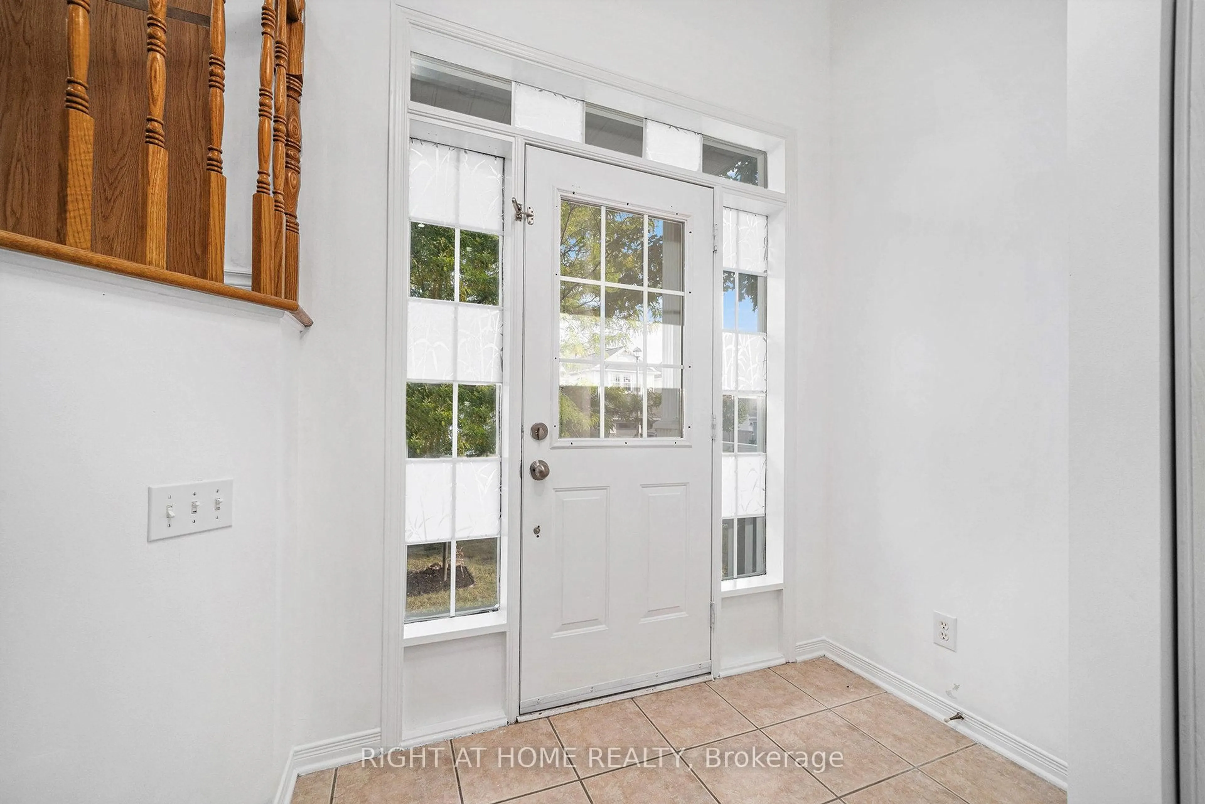 Indoor entryway for 116 Calaveras Ave, Ottawa Ontario K2J 4Z7