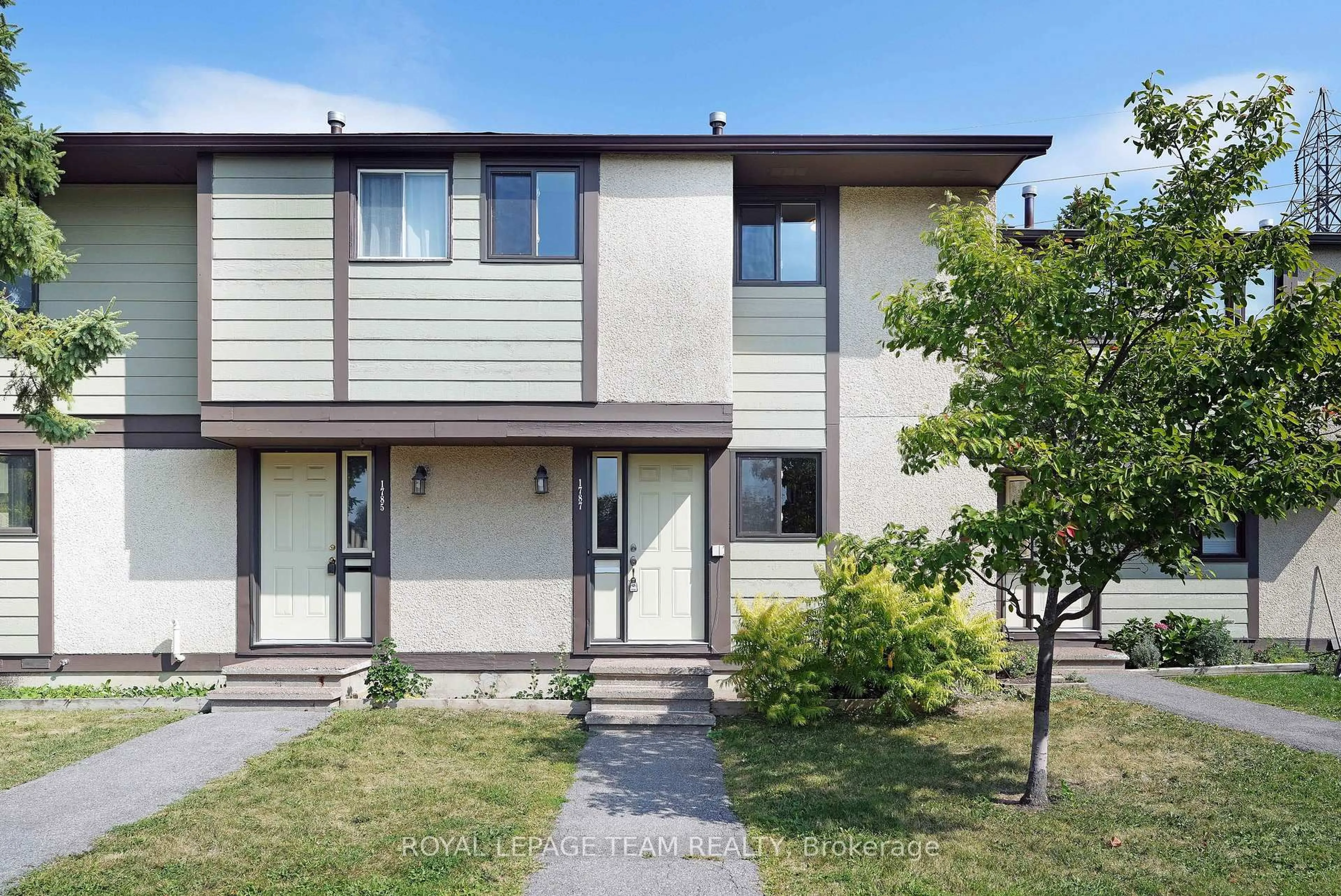 A pic from outside/outdoor area/front of a property/back of a property/a pic from drone, street for 1787 Meadowbrook Rd, Ottawa Ontario K1B 4W6