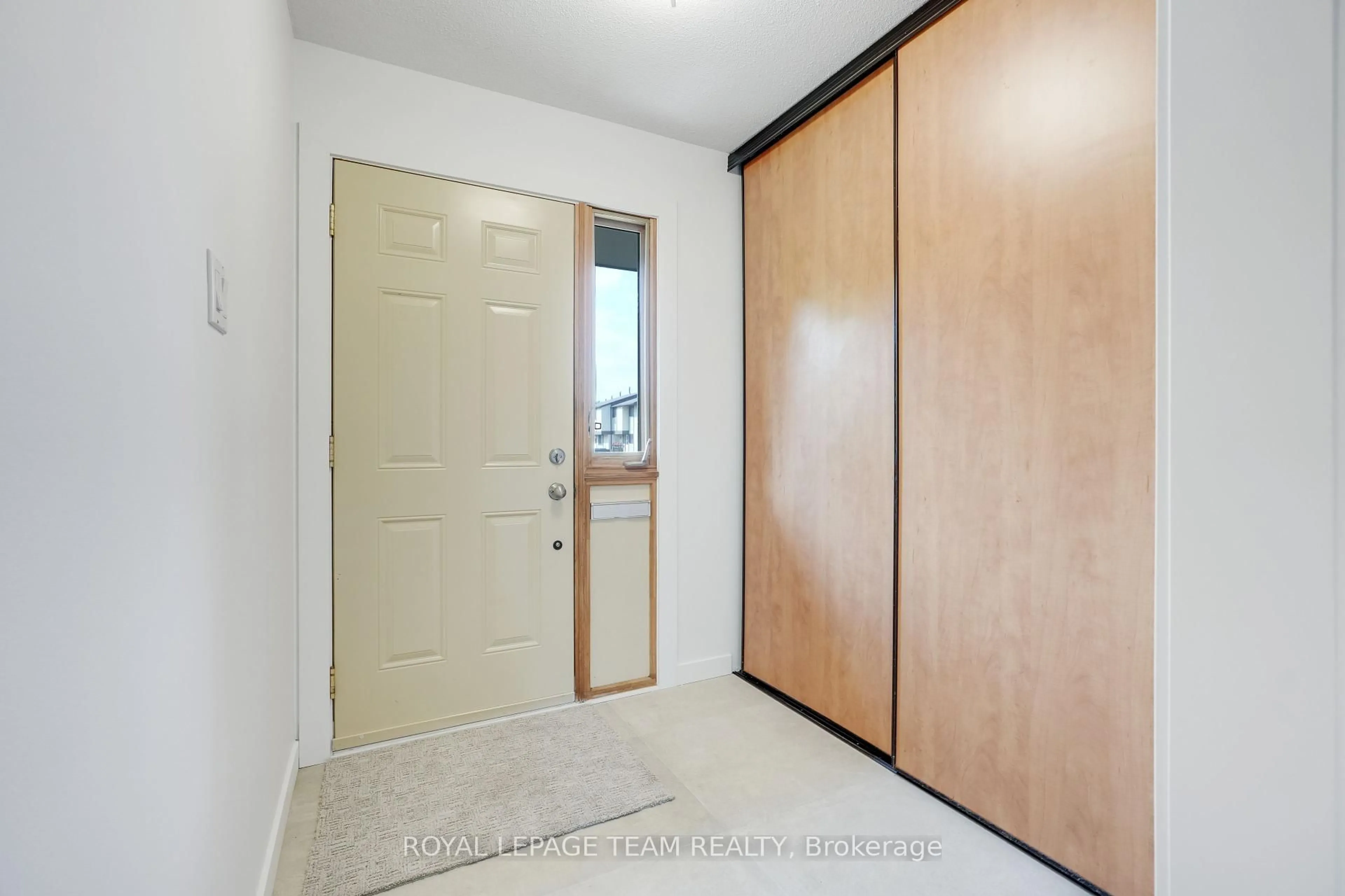 Indoor entryway for 1787 Meadowbrook Rd #96, Ottawa Ontario K1B 4W6
