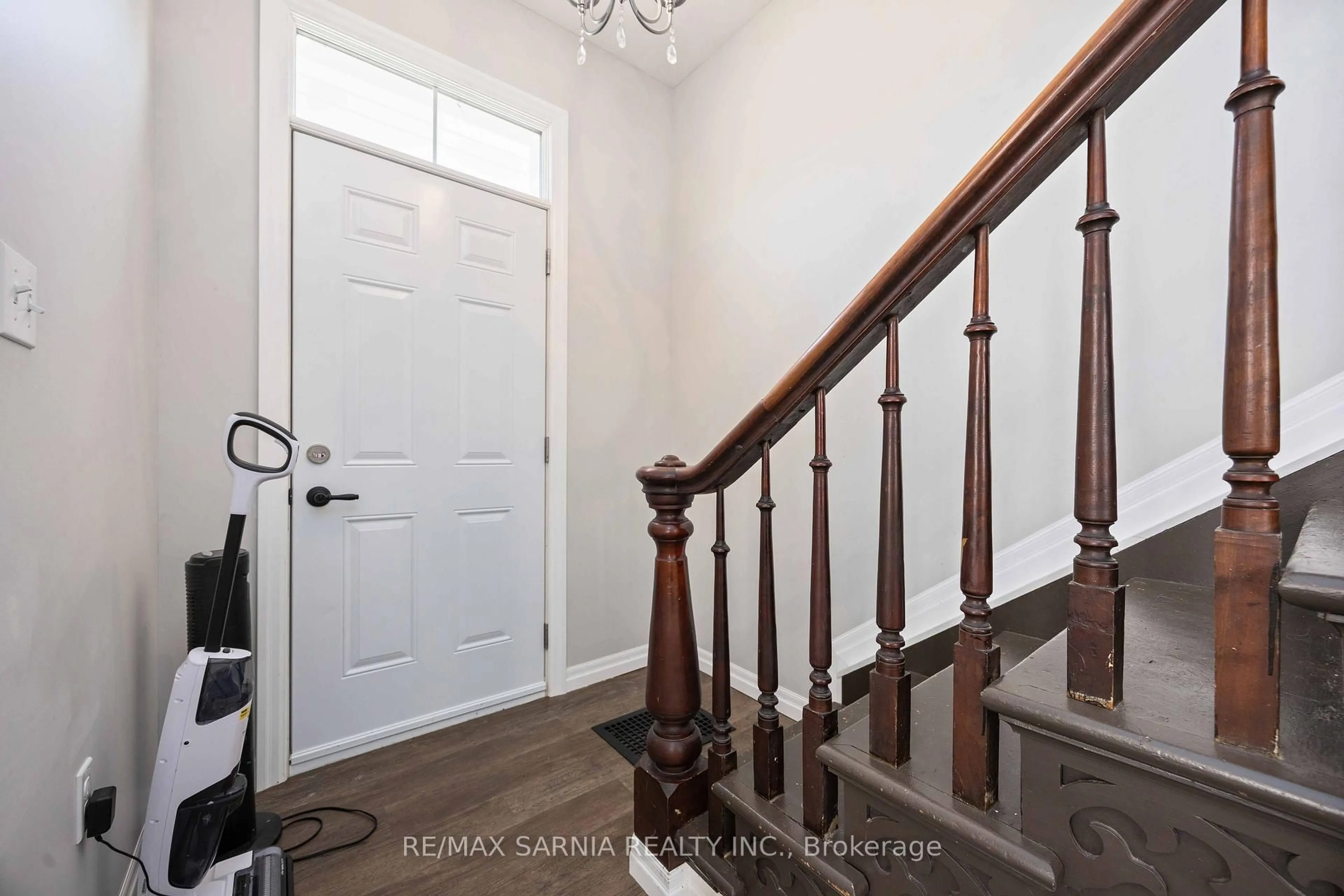 Indoor entryway for 16 Union St, Lambton Shores Ontario N0N 1J0