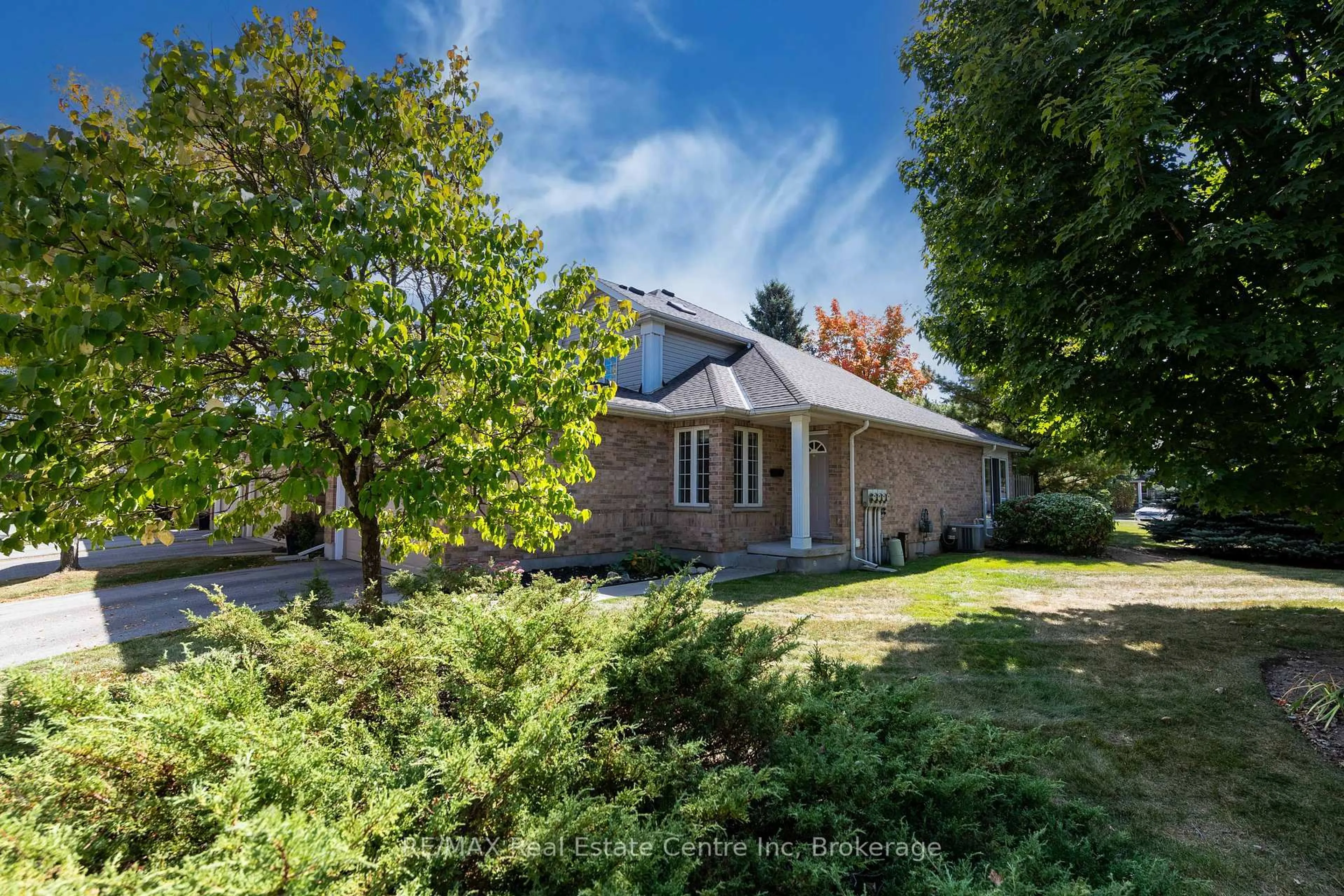 A pic from outside/outdoor area/front of a property/back of a property/a pic from drone, street for 1550 Gordon St #41, Guelph Ontario N1L 1C7