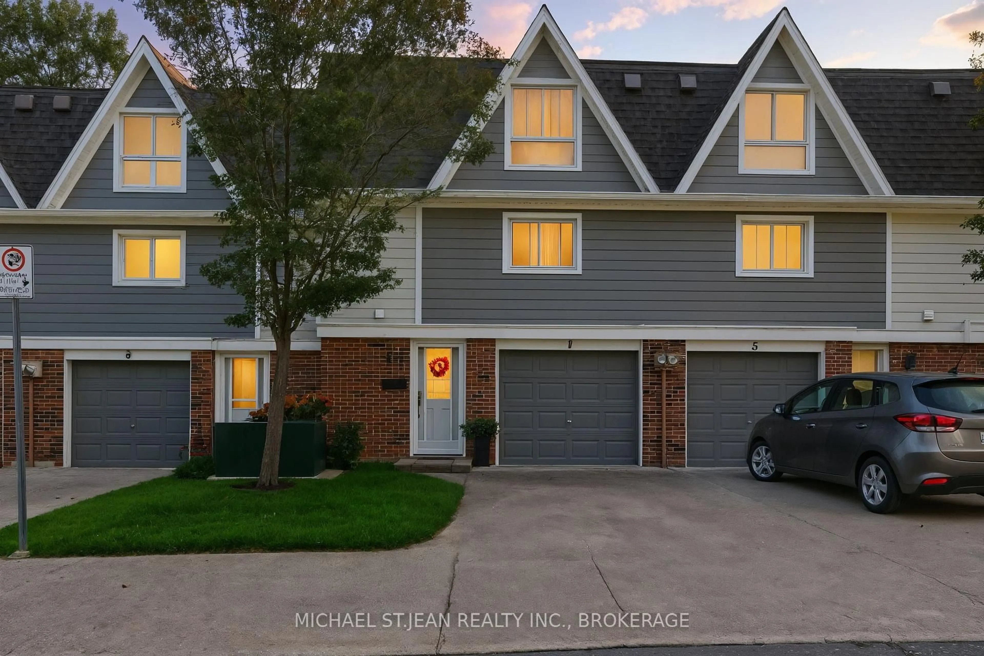 Home with vinyl exterior material, street for 7 Trudy Crt, Hamilton Ontario L9H 5P6