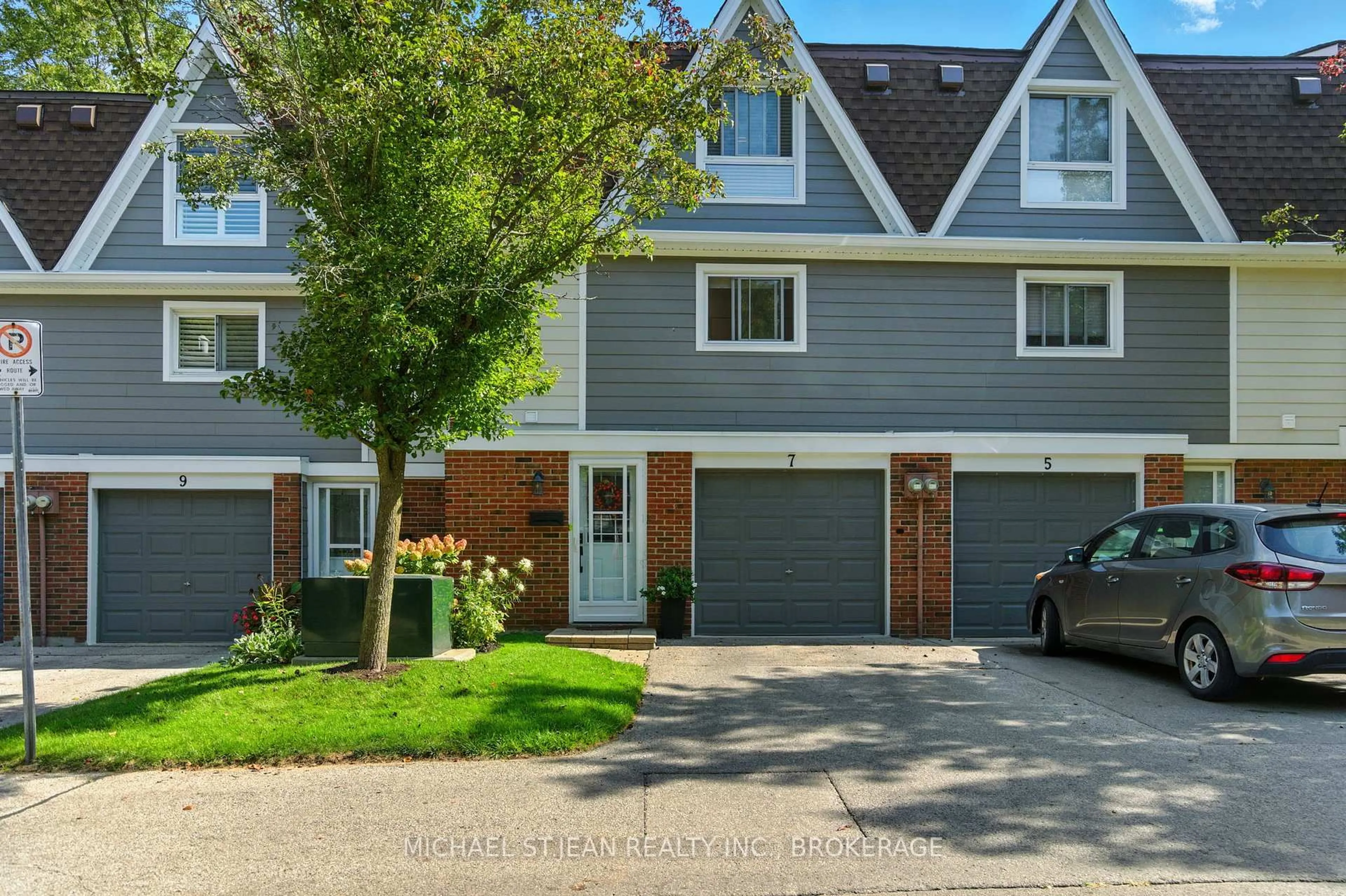 Unknown for 7 Trudy Crt, Hamilton Ontario L9H 5P6