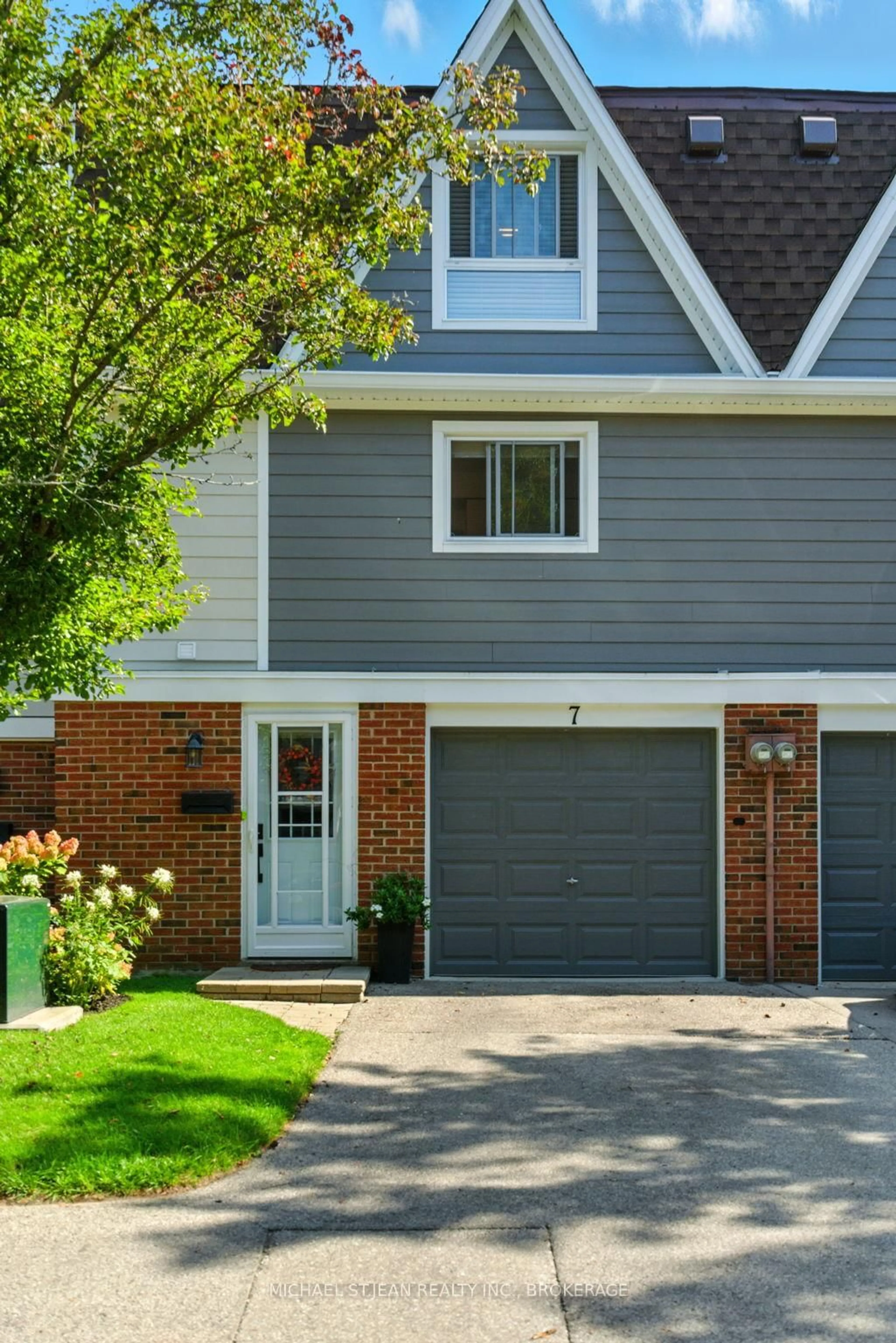 Home with vinyl exterior material, street for 7 Trudy Crt, Hamilton Ontario L9H 5P6