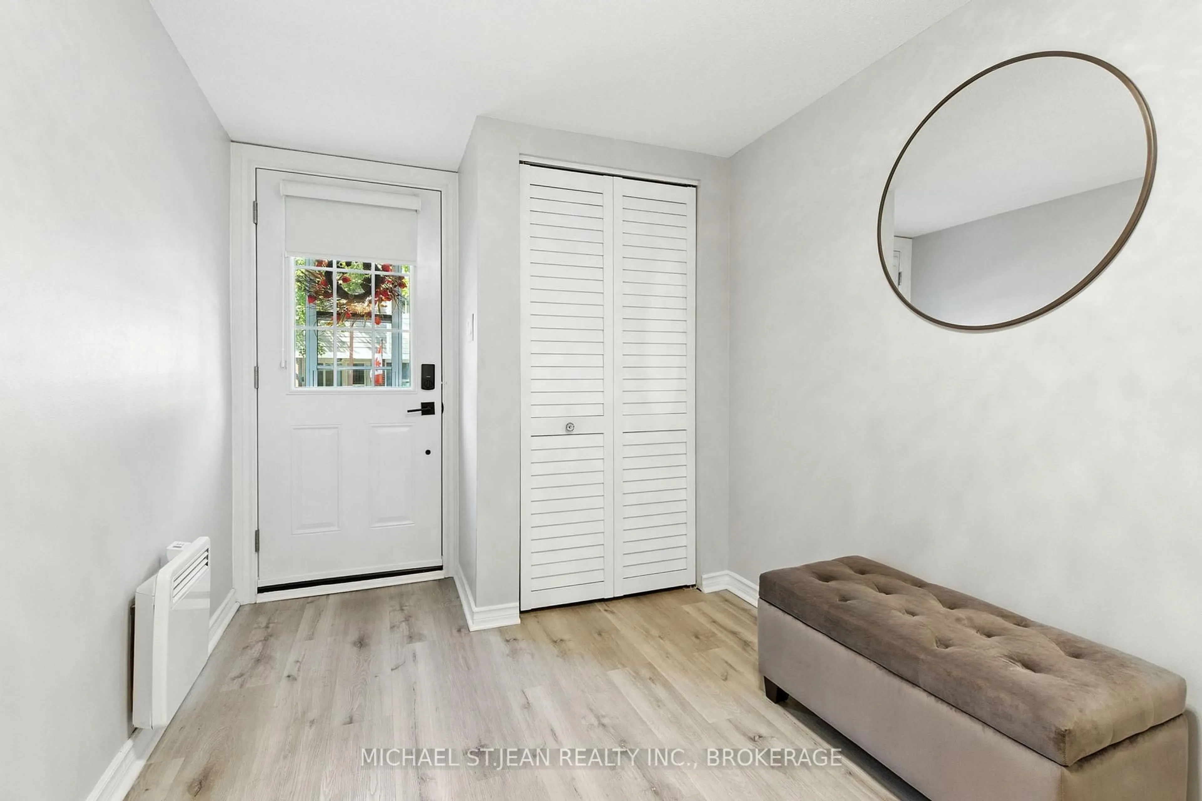 Indoor entryway for 7 Trudy Crt, Hamilton Ontario L9H 5P6