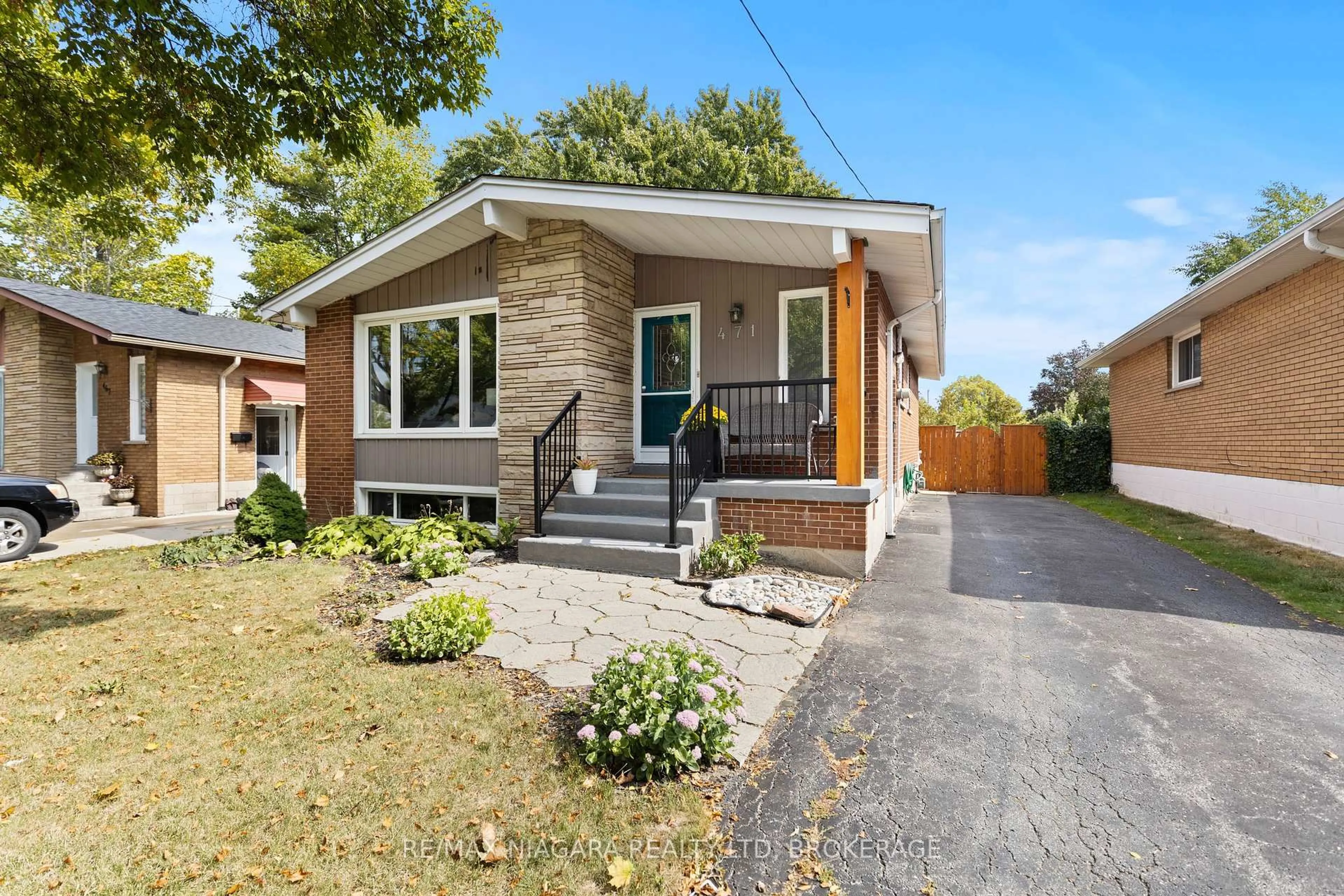 Home with brick exterior material, street for 471 East 42nd St, Hamilton Ontario L8T 3B4