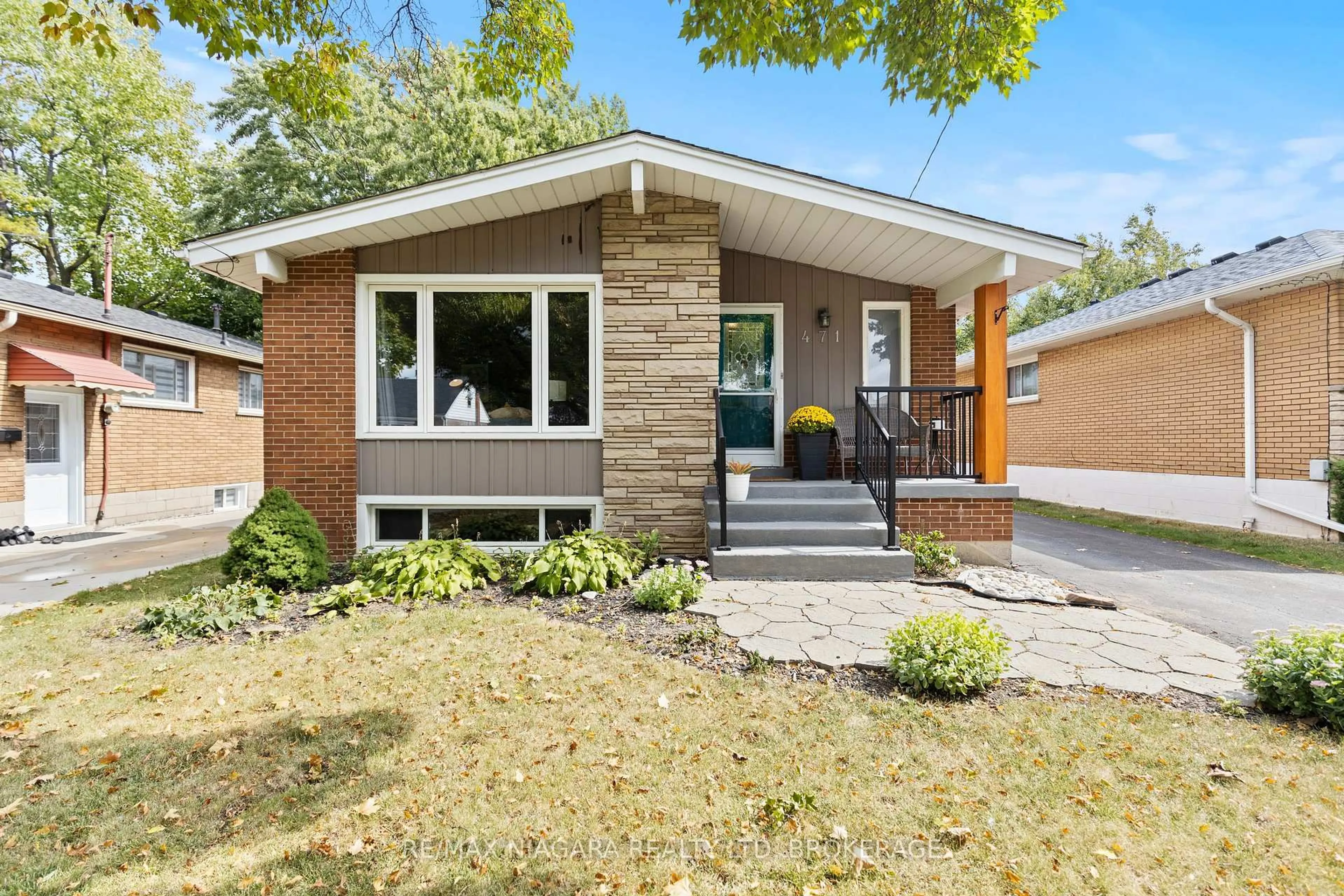 Home with brick exterior material, street for 471 East 42nd St, Hamilton Ontario L8T 3B4