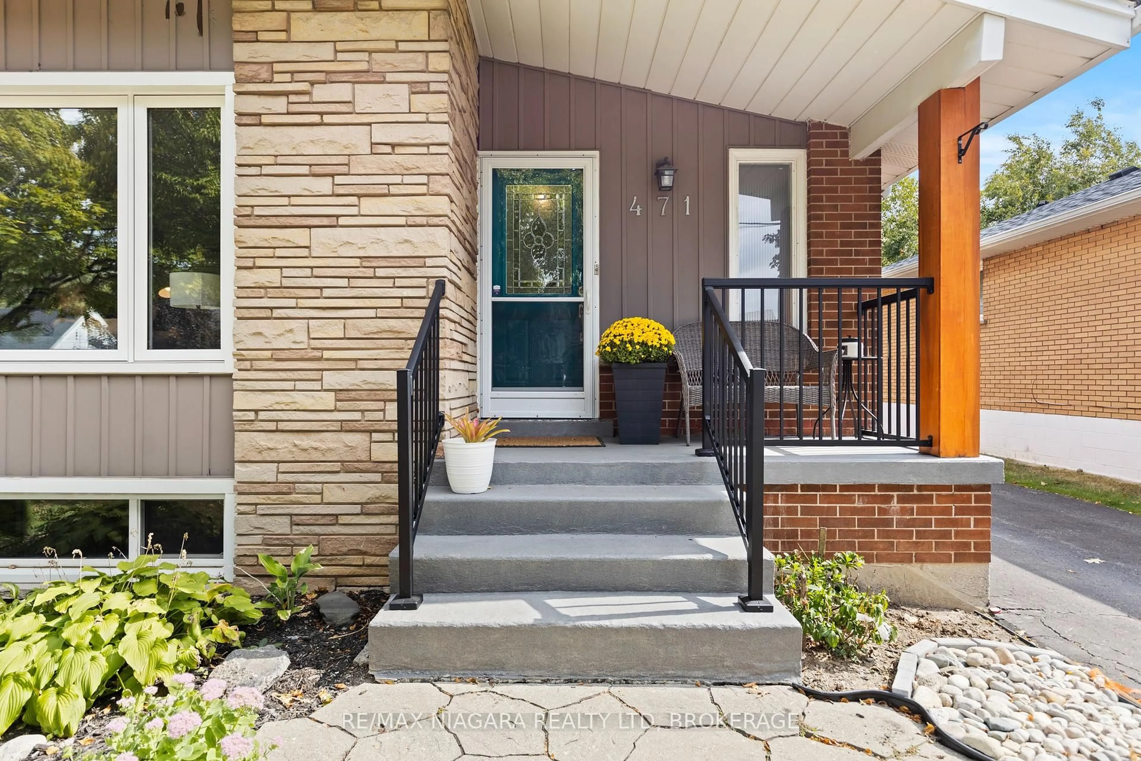 Home with brick exterior material, street for 471 East 42nd St, Hamilton Ontario L8T 3B4