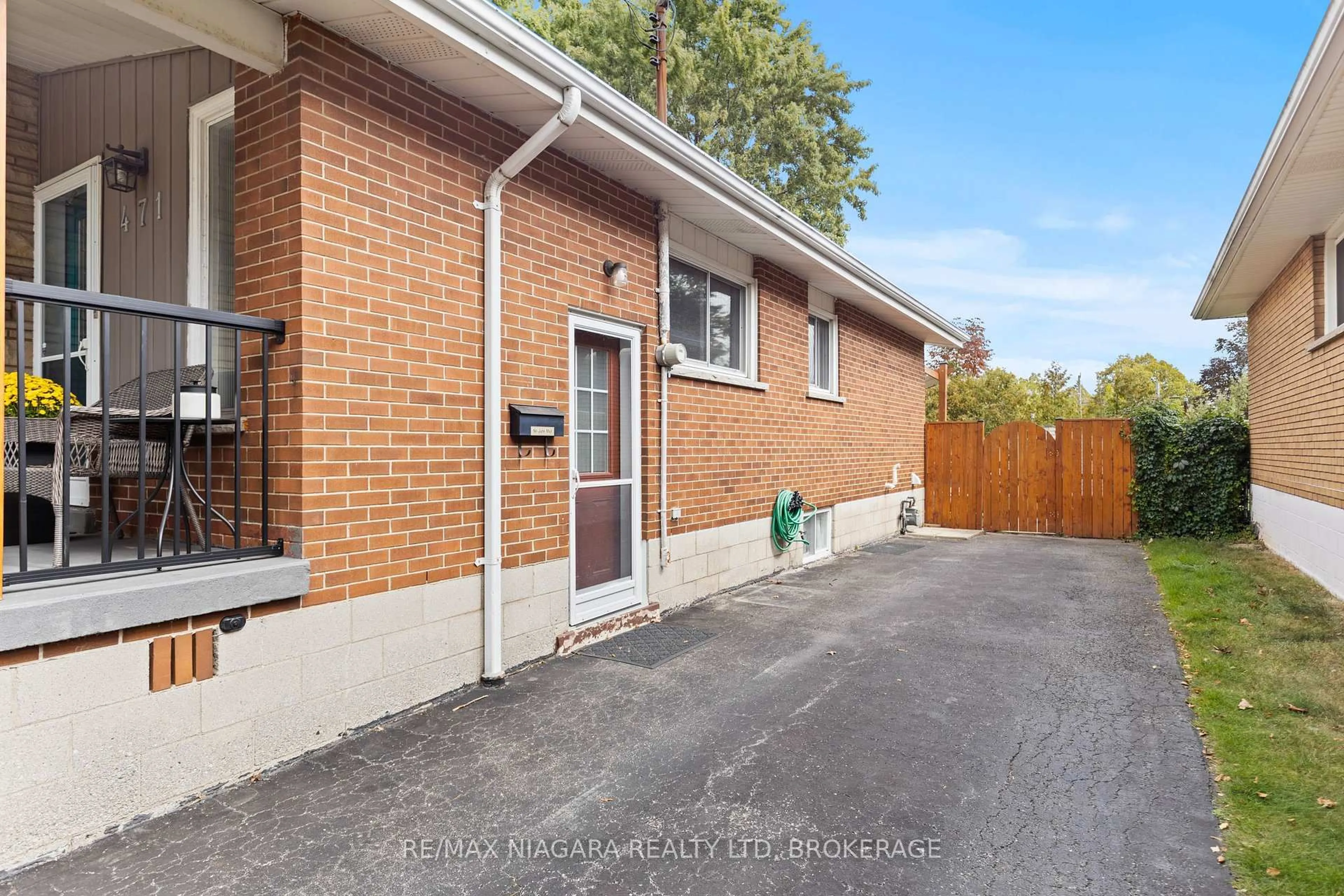 Home with brick exterior material, street for 471 East 42nd St, Hamilton Ontario L8T 3B4
