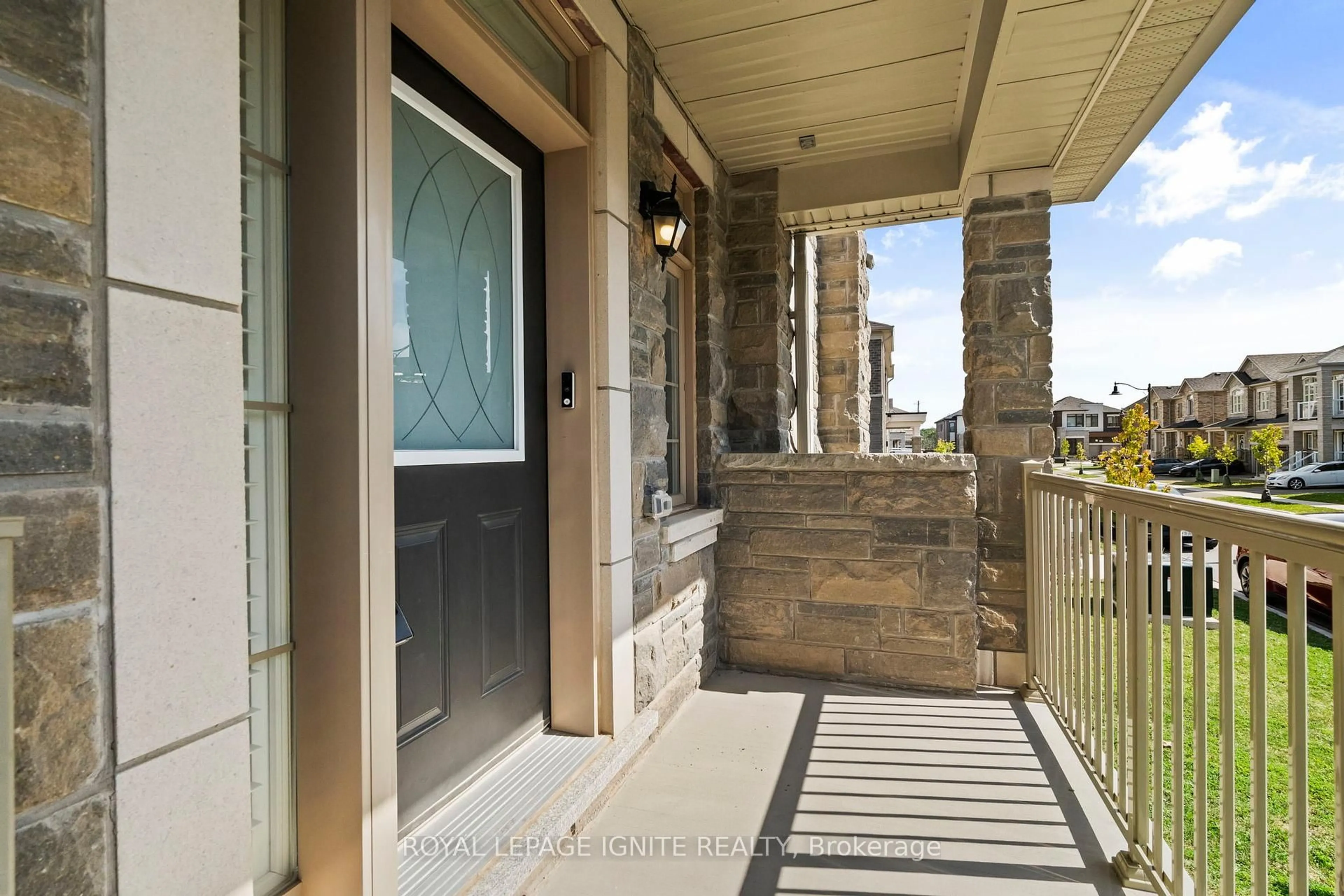 Indoor entryway for 4 Great Falls Blvd, Hamilton Ontario L8B 1X7